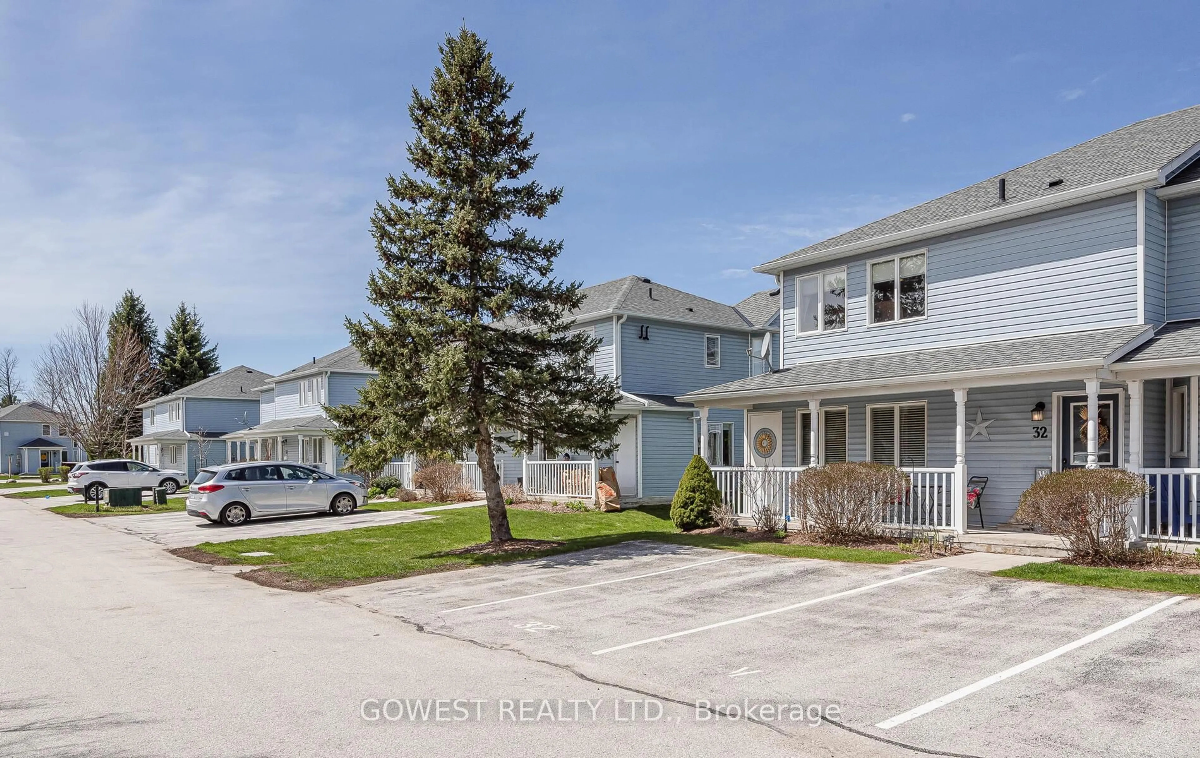 A pic from outside/outdoor area/front of a property/back of a property/a pic from drone, street for 32 Valleymede Crt, Collingwood Ontario L9Y 5E4
