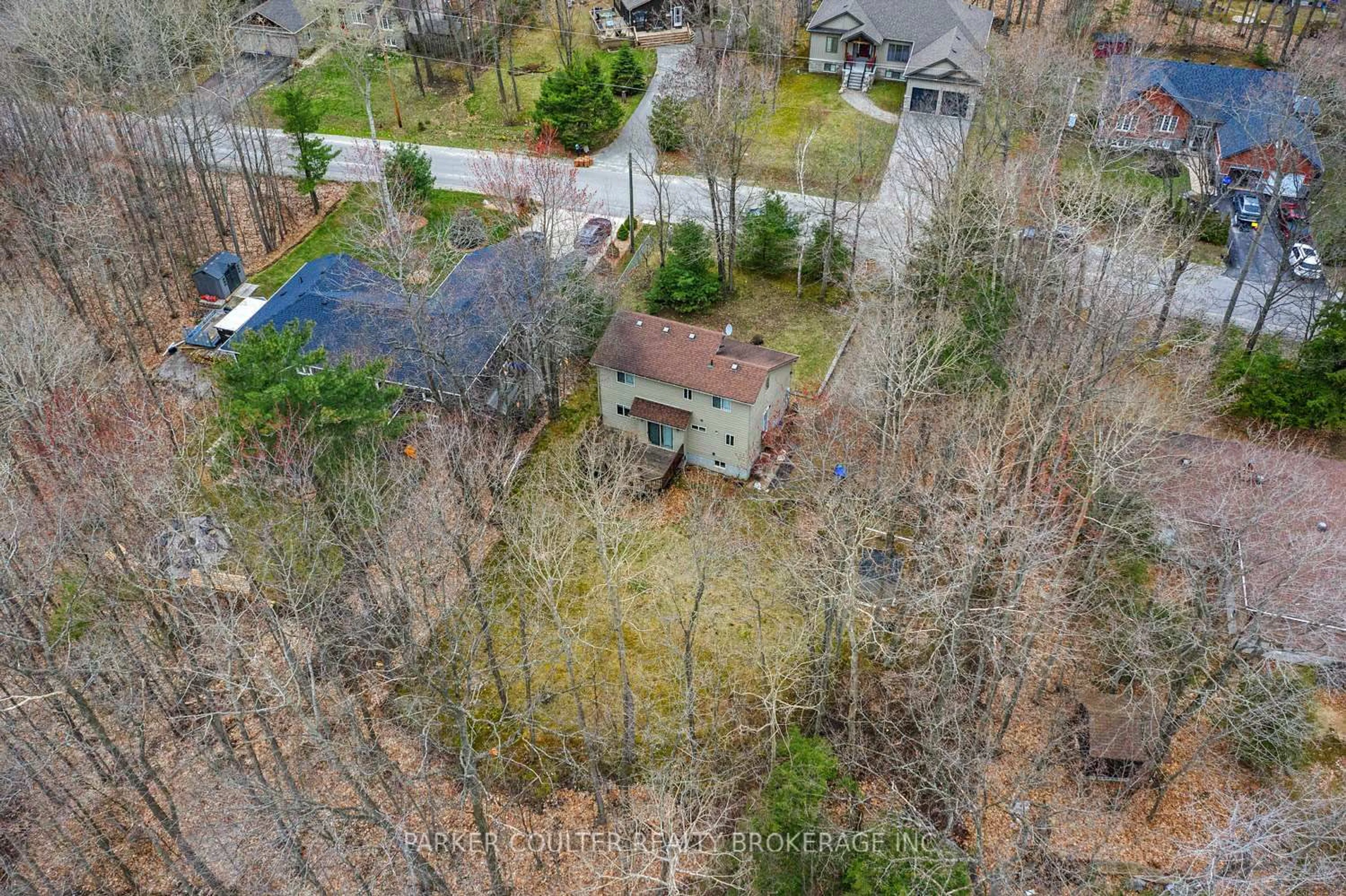 A pic from outside/outdoor area/front of a property/back of a property/a pic from drone, street for 138 Tall Pines Dr, Tiny Ontario L9M 0H4