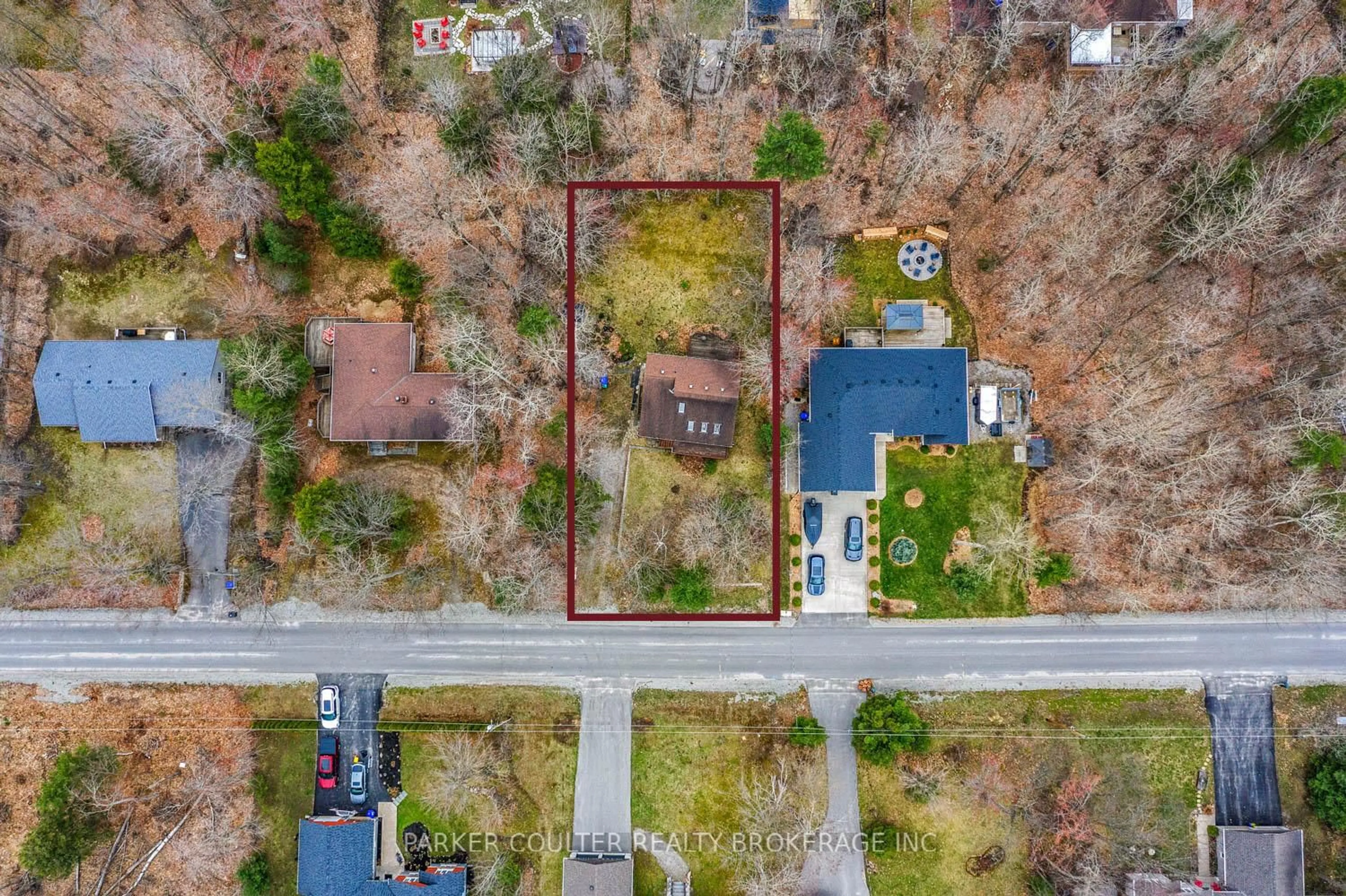 A pic from outside/outdoor area/front of a property/back of a property/a pic from drone, street for 138 Tall Pines Dr, Tiny Ontario L9M 0H4