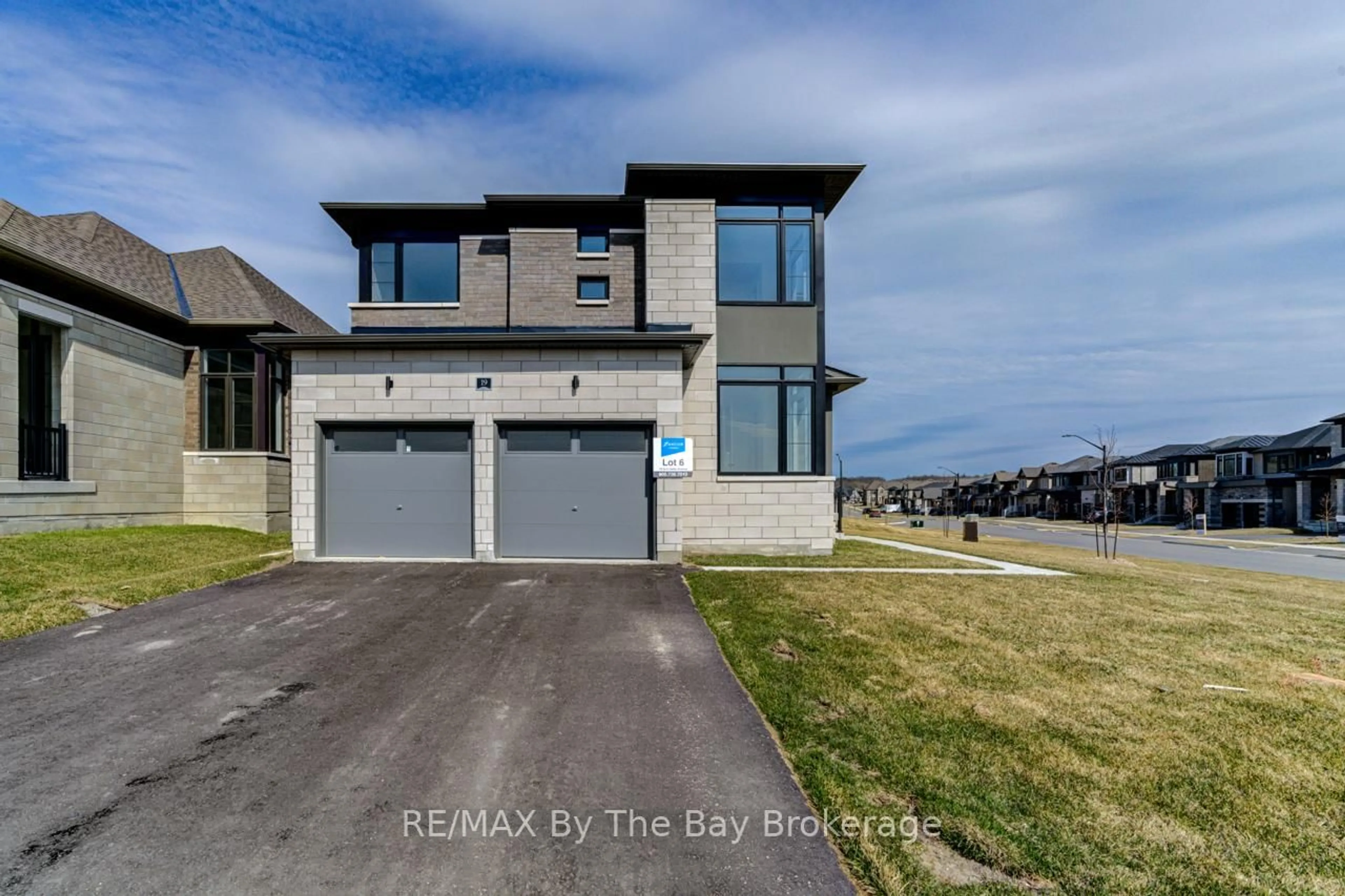 A pic from outside/outdoor area/front of a property/back of a property/a pic from drone, street for 19 Sun Valley Ave, Wasaga Beach Ontario L9Z 0N6