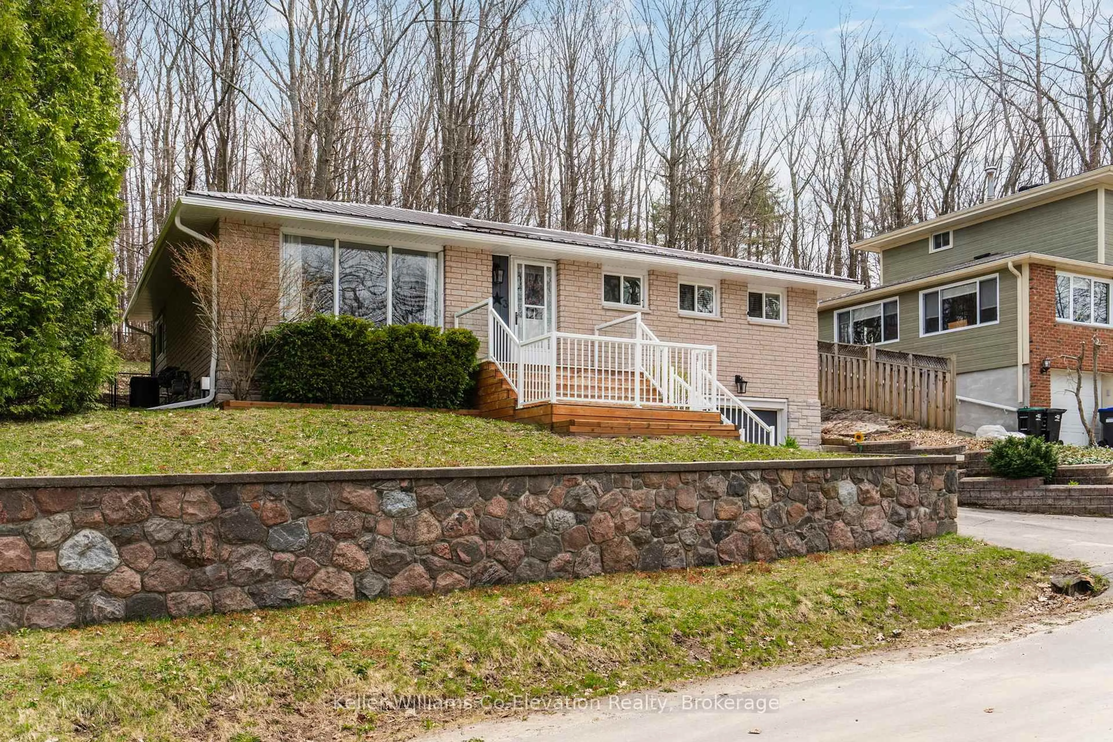 Home with vinyl exterior material, street for 3 Keefe St, Penetanguishene Ontario L9M 1B4