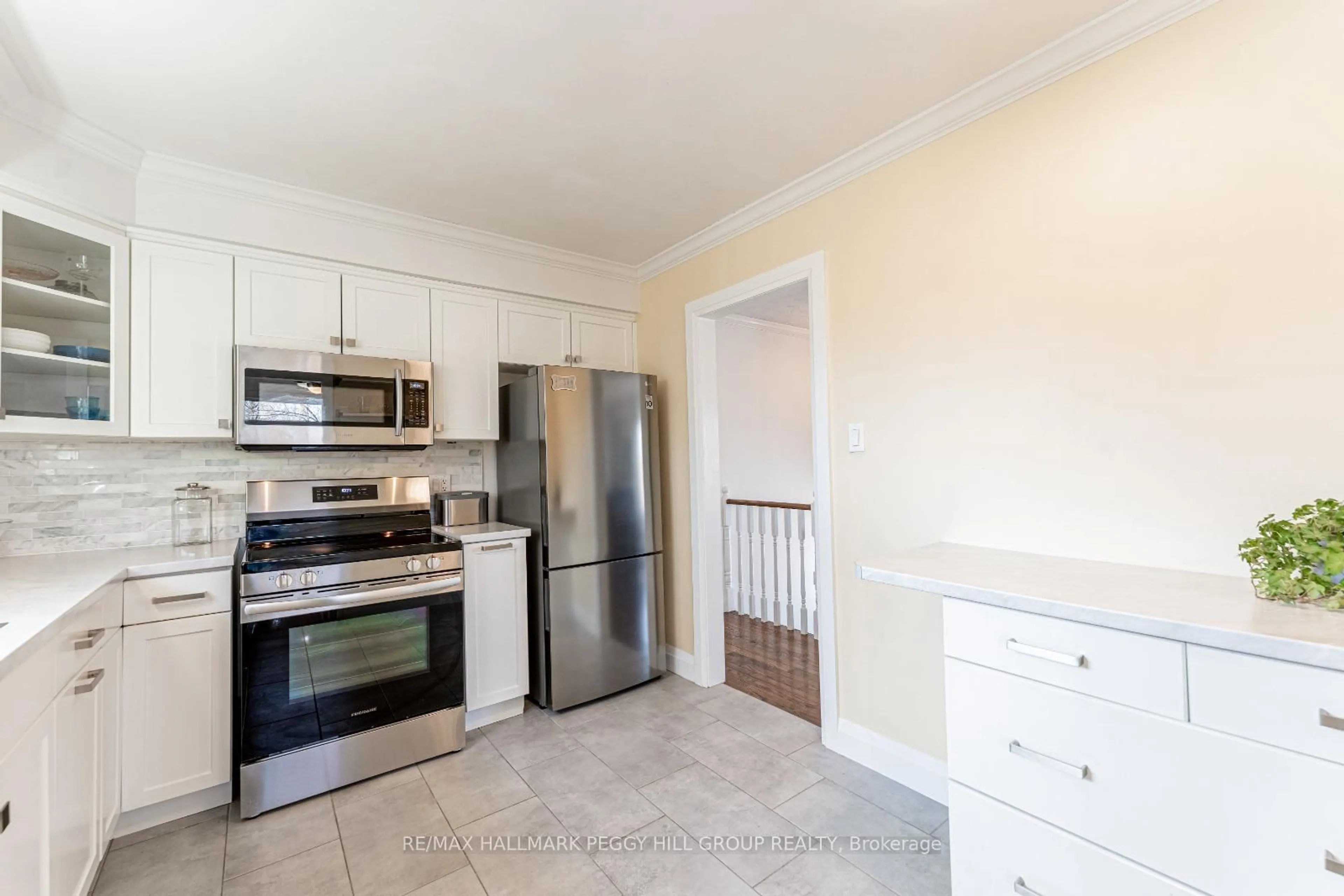 Standard kitchen, ceramic/tile floor for 45 Shoreview Dr, Barrie Ontario L4M 1G2