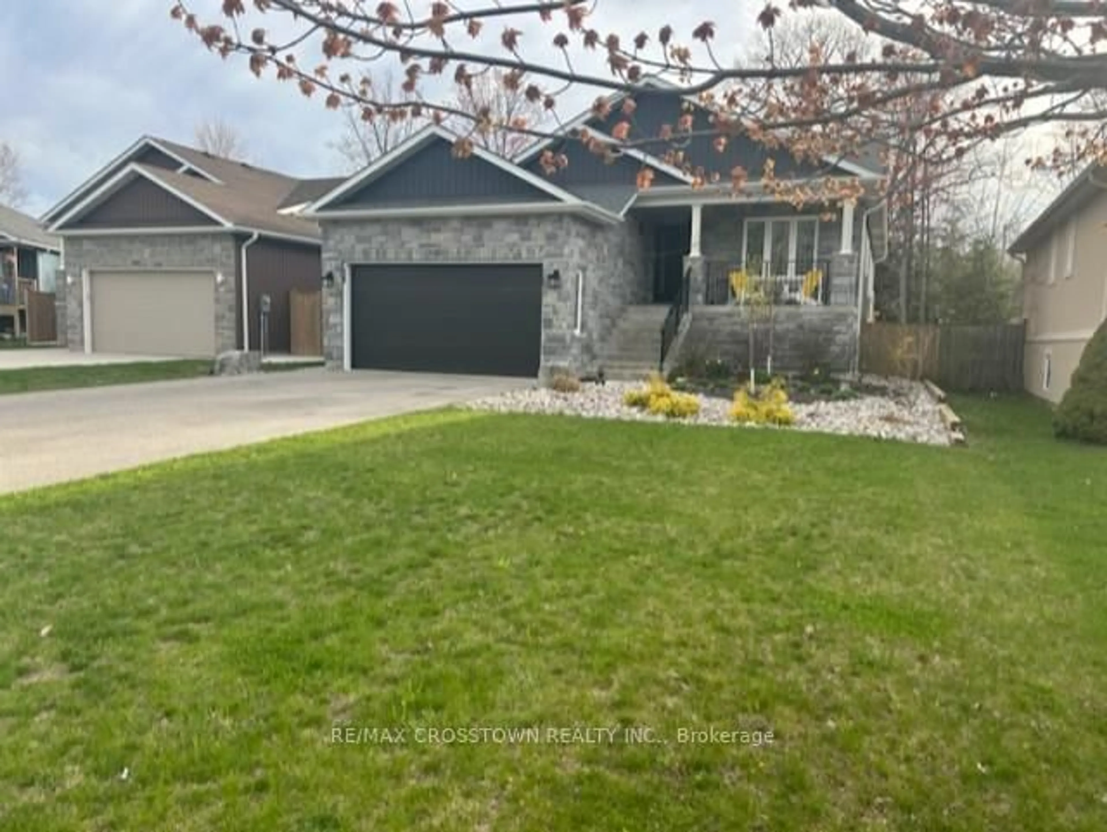 A pic from outside/outdoor area/front of a property/back of a property/a pic from drone, street for 100 61st St, Wasaga Beach Ontario L9Z 1W1