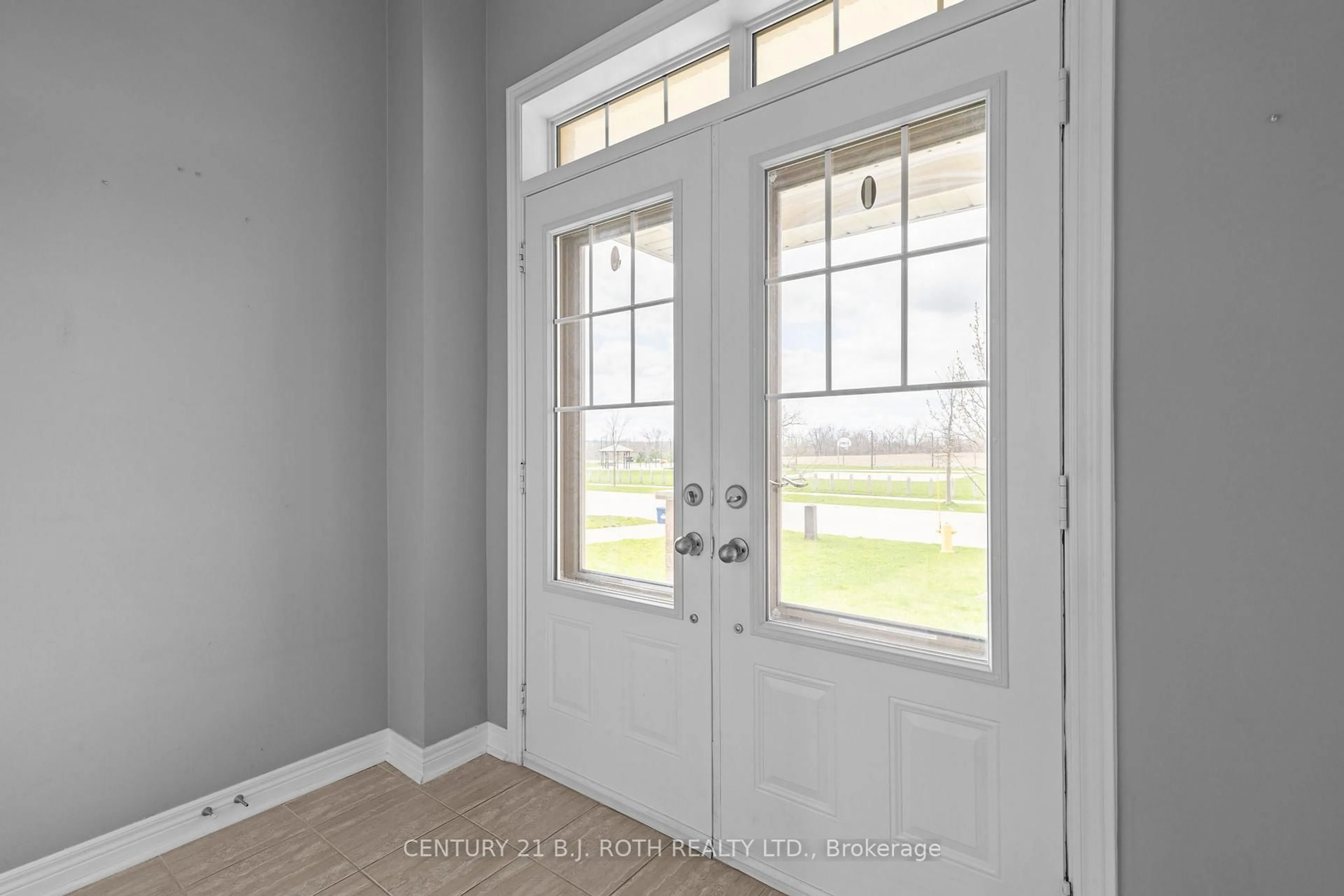 Indoor entryway for 33 SNELGROVE Cres, Barrie Ontario L4N 6R6