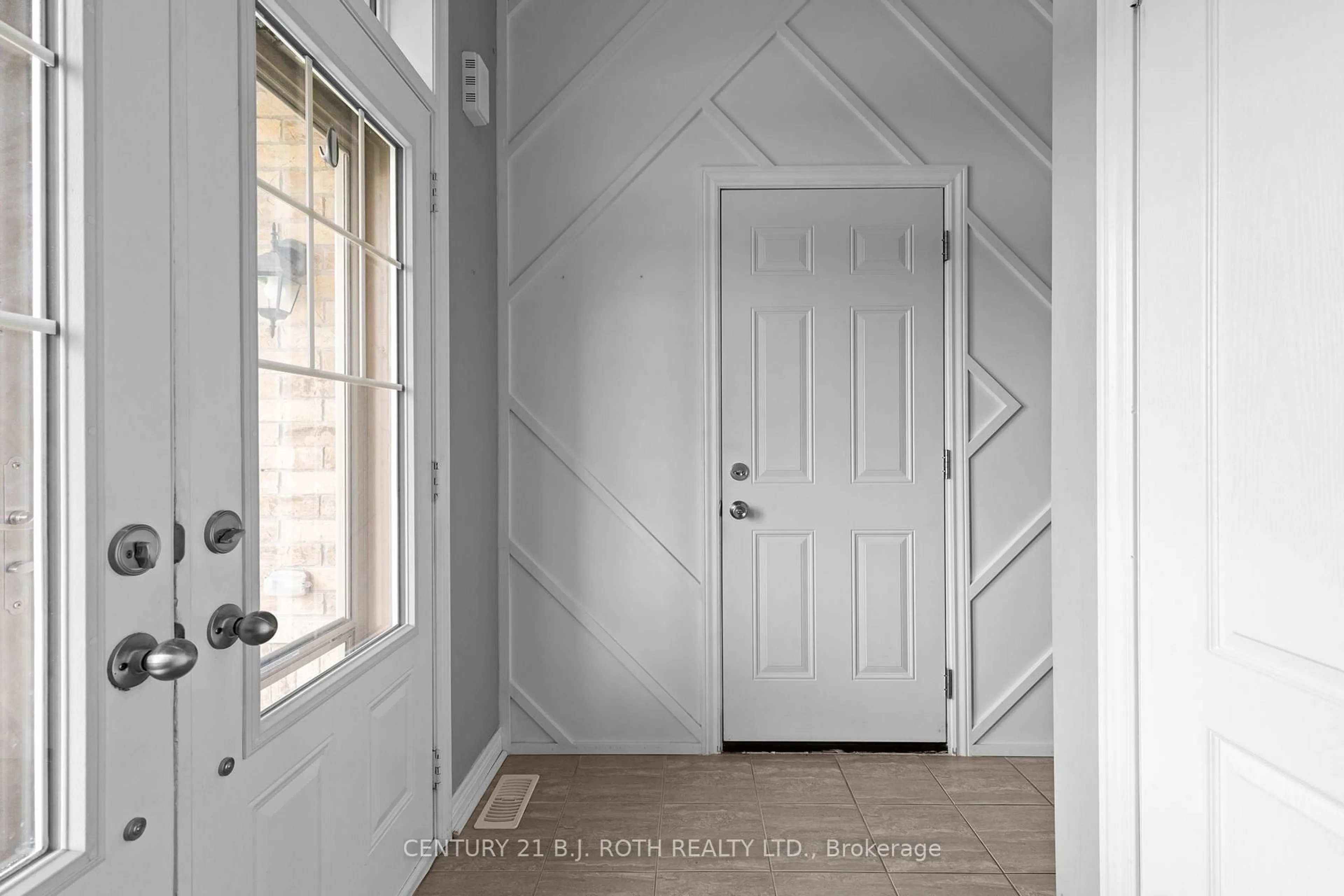 Indoor entryway for 33 SNELGROVE Cres, Barrie Ontario L4N 6R6