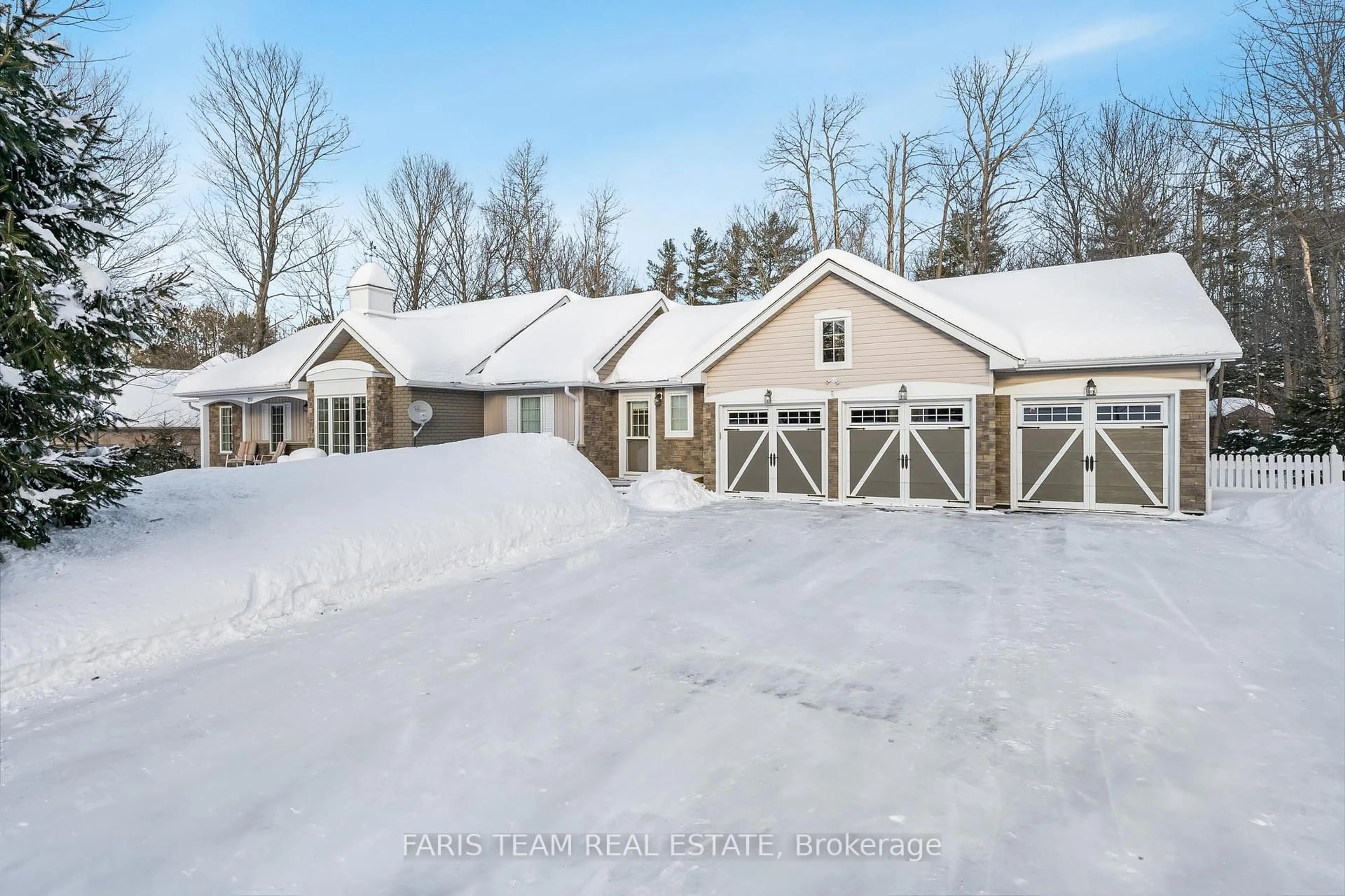 A pic from outside/outdoor area/front of a property/back of a property/a pic from drone, street for 220 Gilwood Park Dr, Penetanguishene Ontario L9M 1Z6