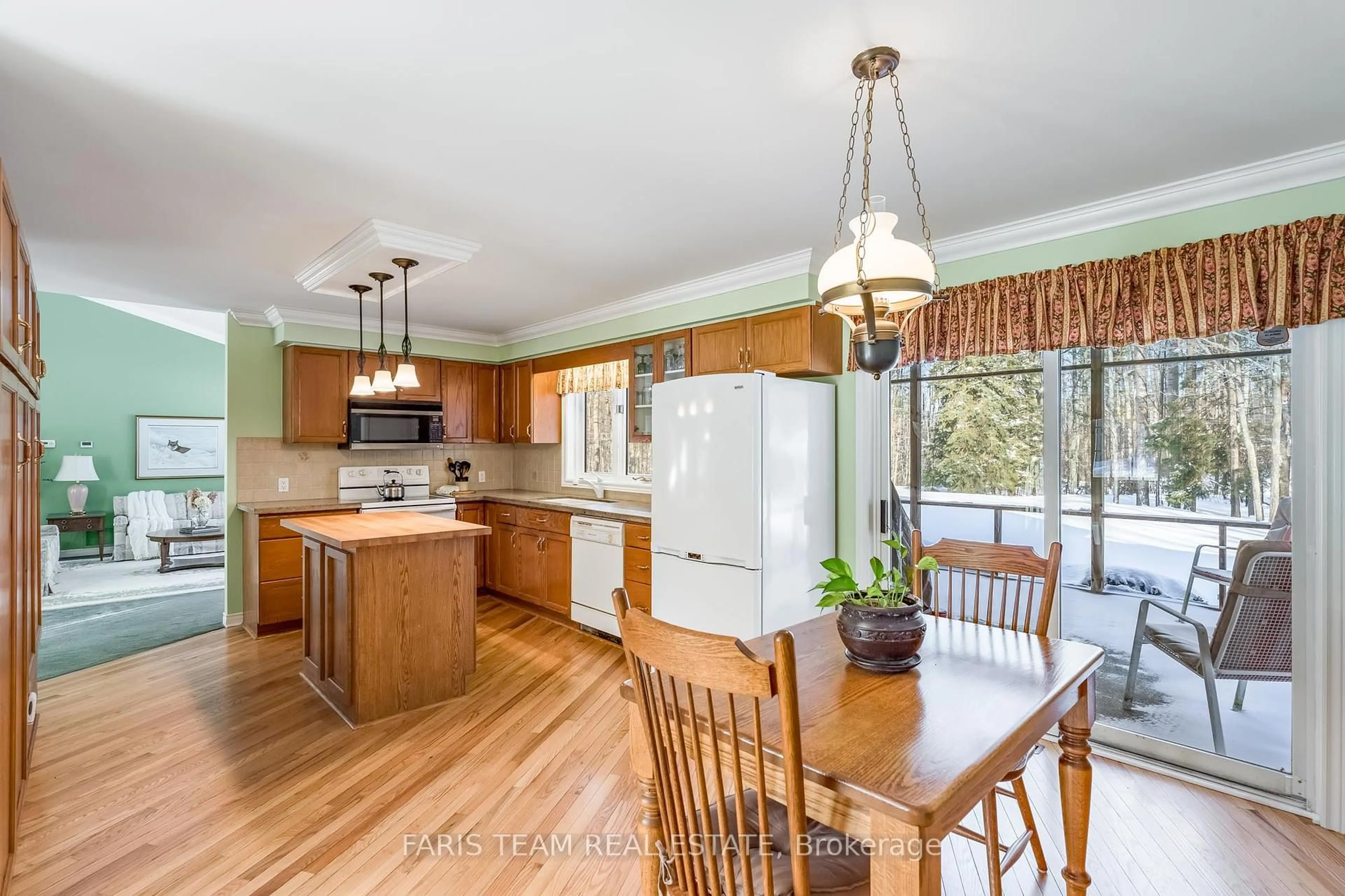 Open concept kitchen, unknown for 220 Gilwood Park Dr, Penetanguishene Ontario L9M 1Z6