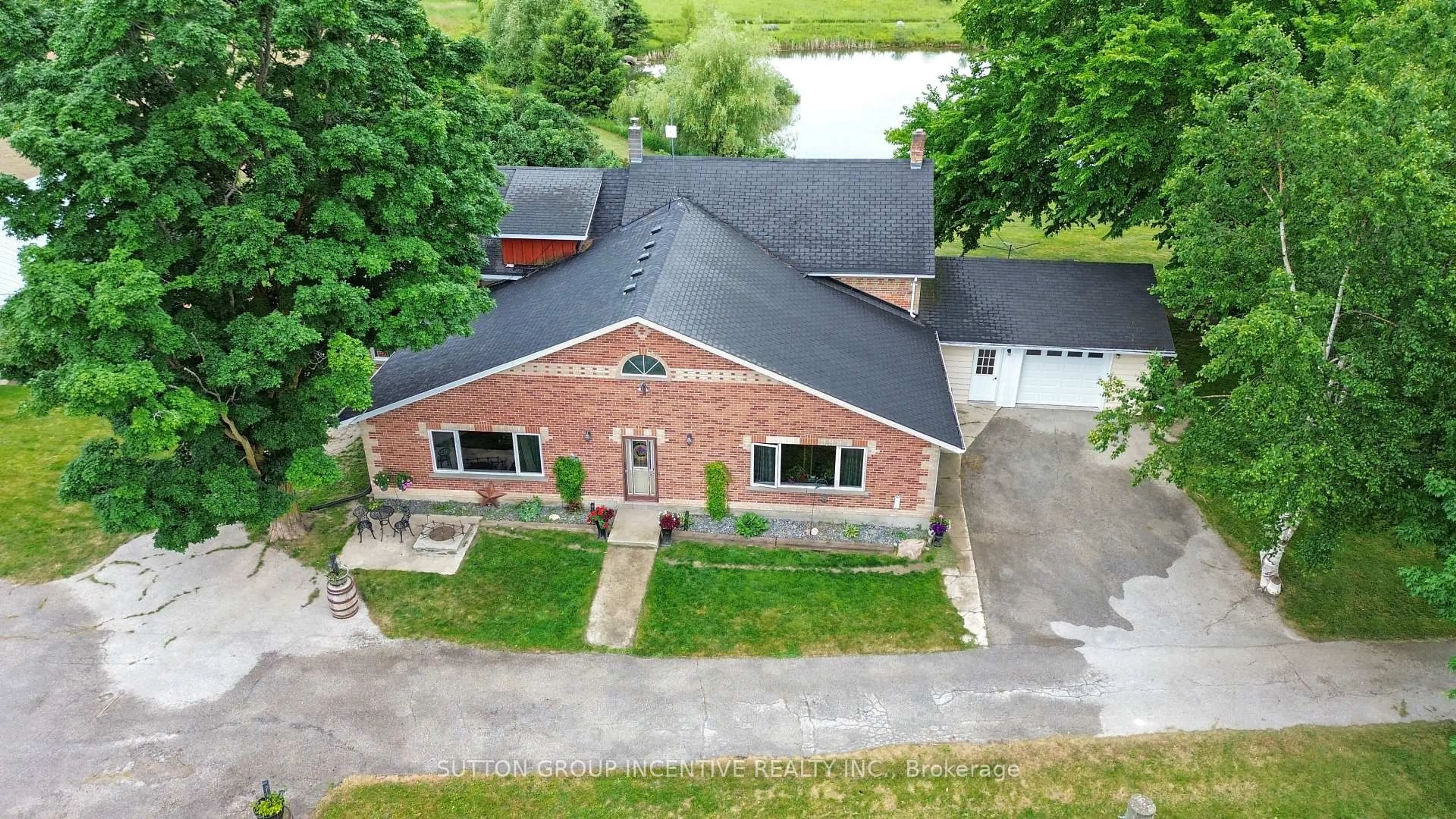 A pic from outside/outdoor area/front of a property/back of a property/a pic from drone, street for 6511 21/22 Nottawasaga Sdrd, Clearview Ontario L0M 1S0