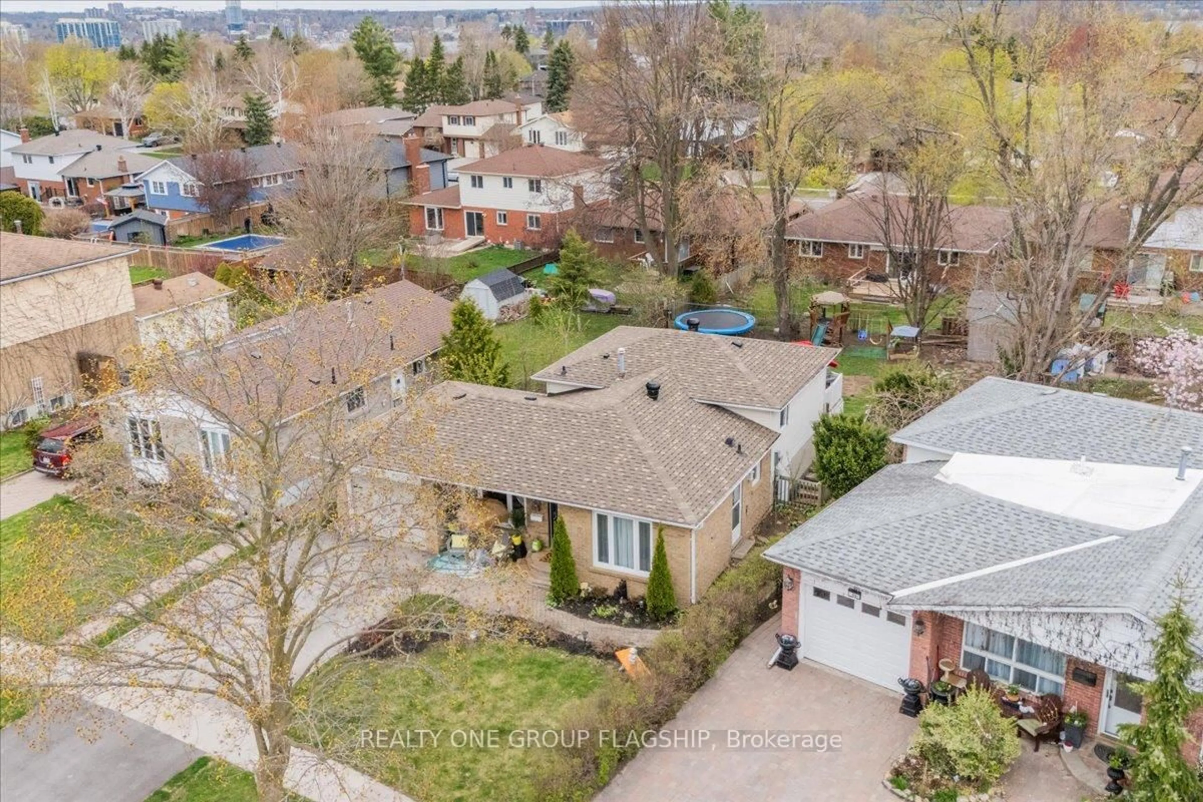 A pic from outside/outdoor area/front of a property/back of a property/a pic from drone, street for 52 Highcroft Rd, Barrie Ontario L4N 2X7