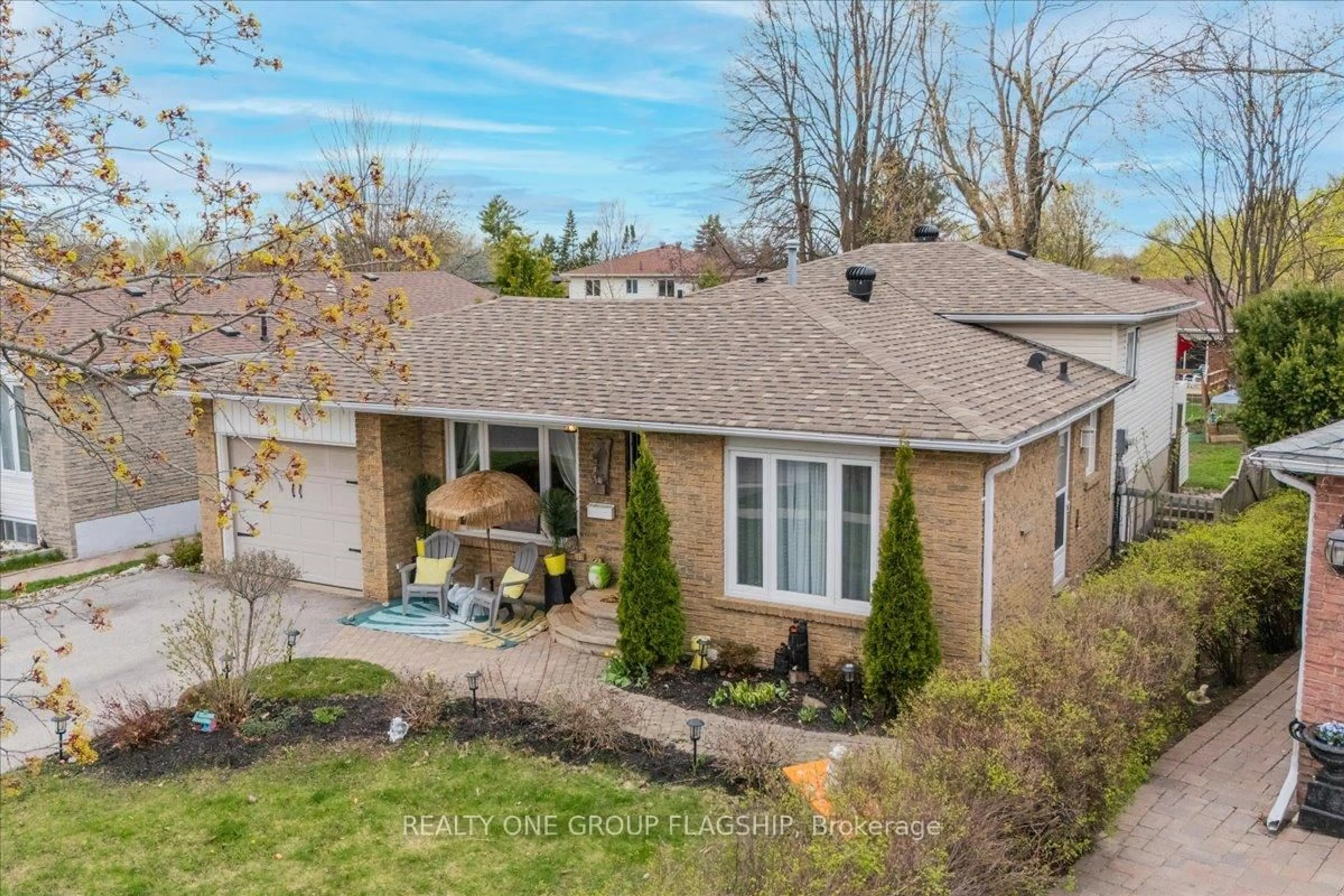 A pic from outside/outdoor area/front of a property/back of a property/a pic from drone, street for 52 Highcroft Rd, Barrie Ontario L4N 2X7