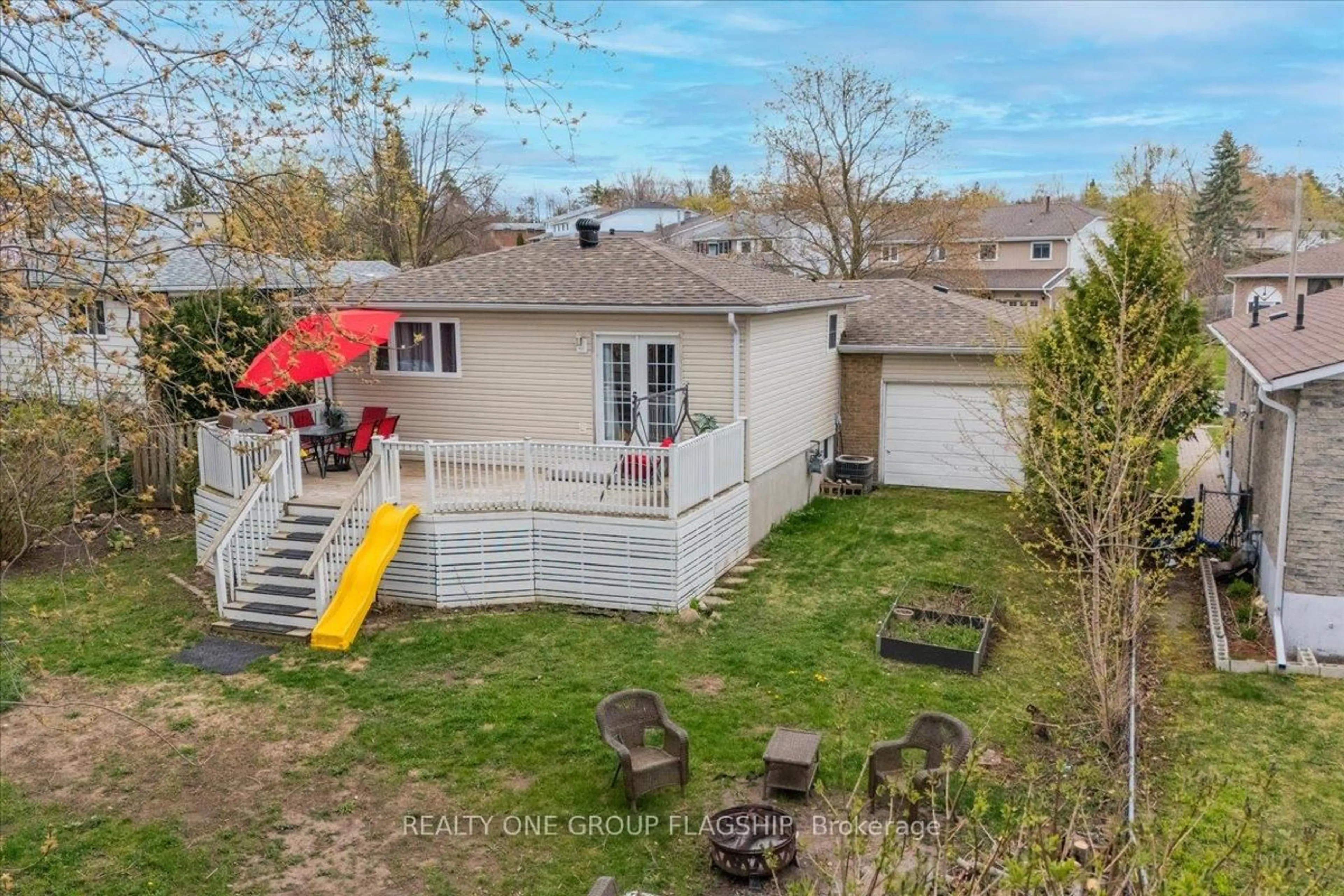 A pic from outside/outdoor area/front of a property/back of a property/a pic from drone, street for 52 Highcroft Rd, Barrie Ontario L4N 2X7