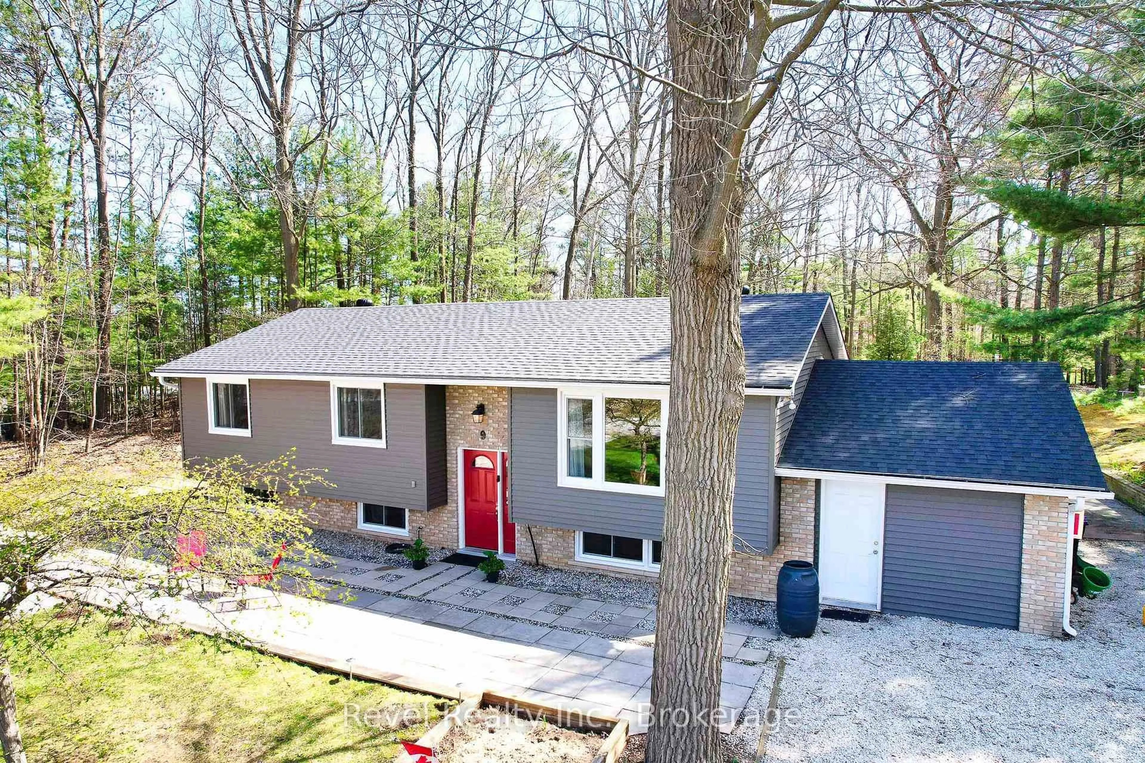 A pic from outside/outdoor area/front of a property/back of a property/a pic from drone, street for 9 Frederick Dr, Wasaga Beach Ontario L9Z 1P9