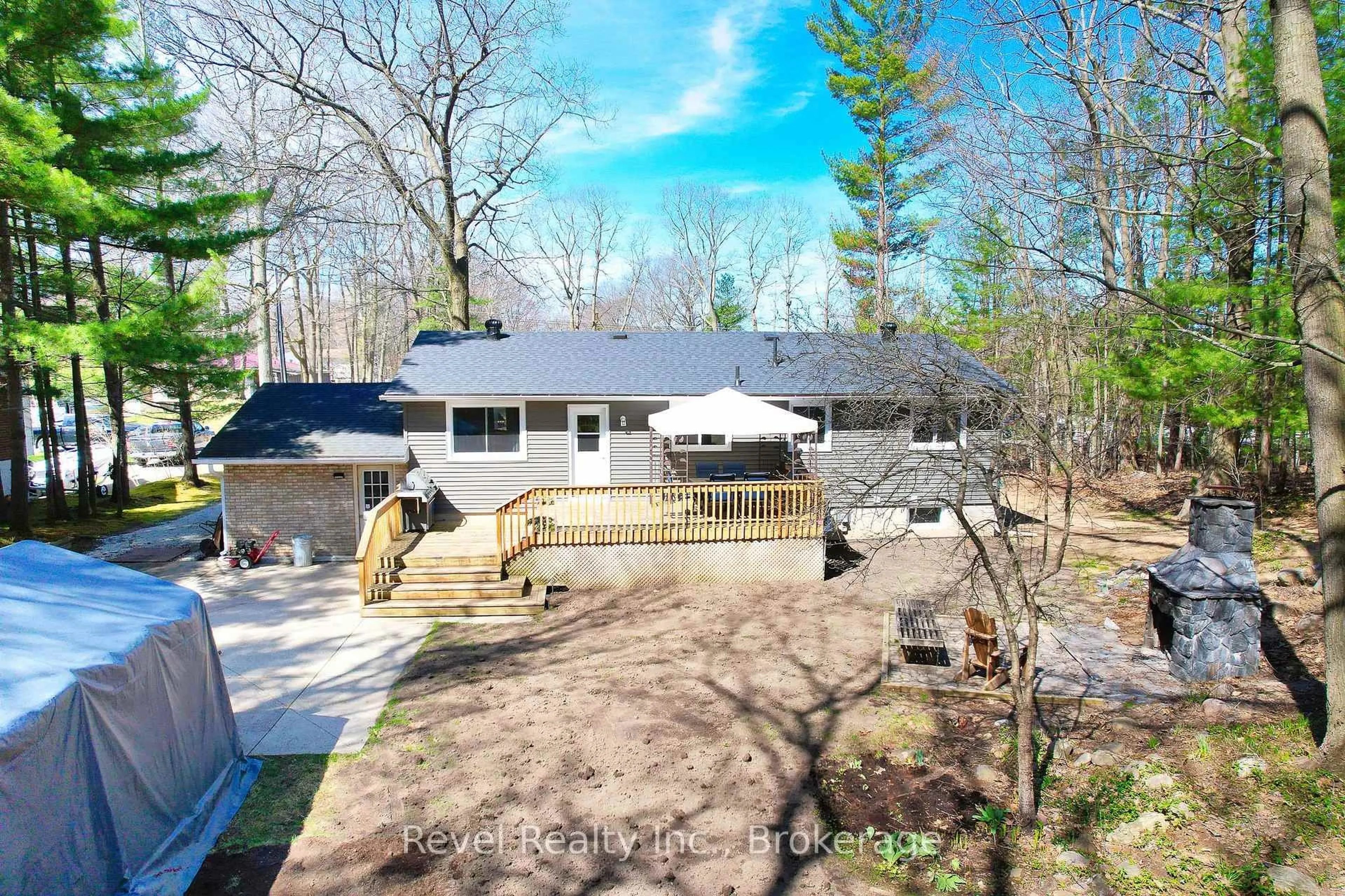 A pic from outside/outdoor area/front of a property/back of a property/a pic from drone, unknown for 9 Frederick Dr, Wasaga Beach Ontario L9Z 1P9