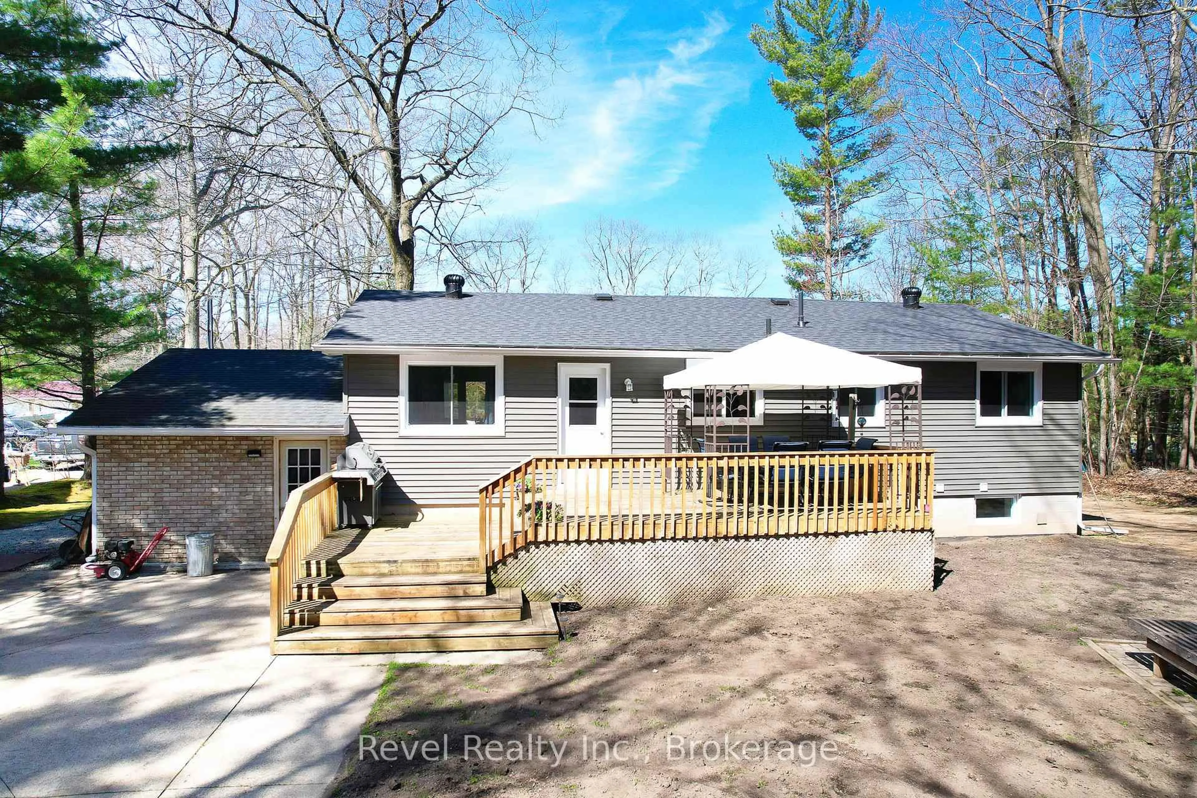 Home with vinyl exterior material, unknown for 9 Frederick Dr, Wasaga Beach Ontario L9Z 1P9