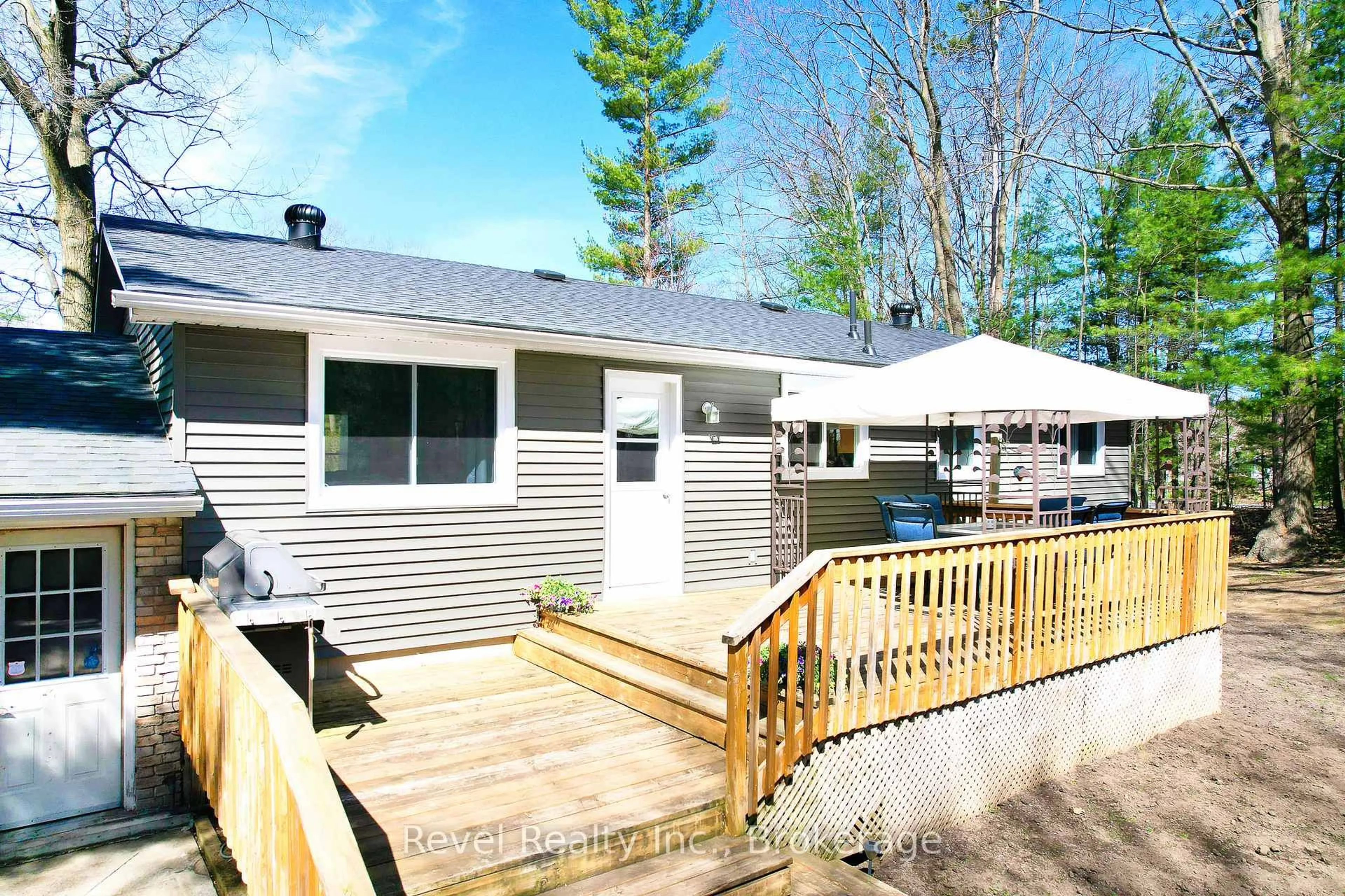 Patio, street for 9 Frederick Dr, Wasaga Beach Ontario L9Z 1P9