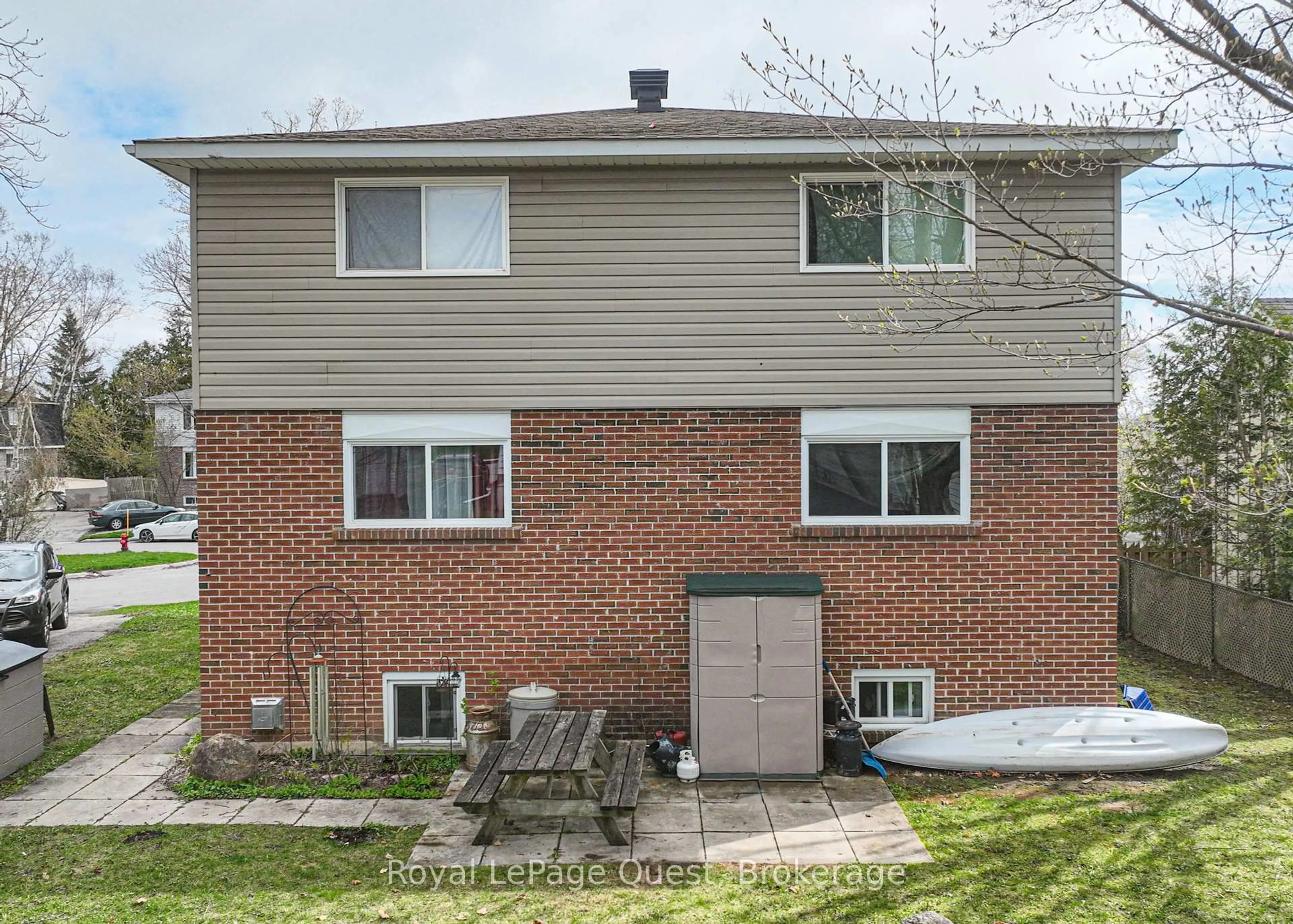 Unknown for 21 King's Crt, Orillia Ontario L3V 6S3