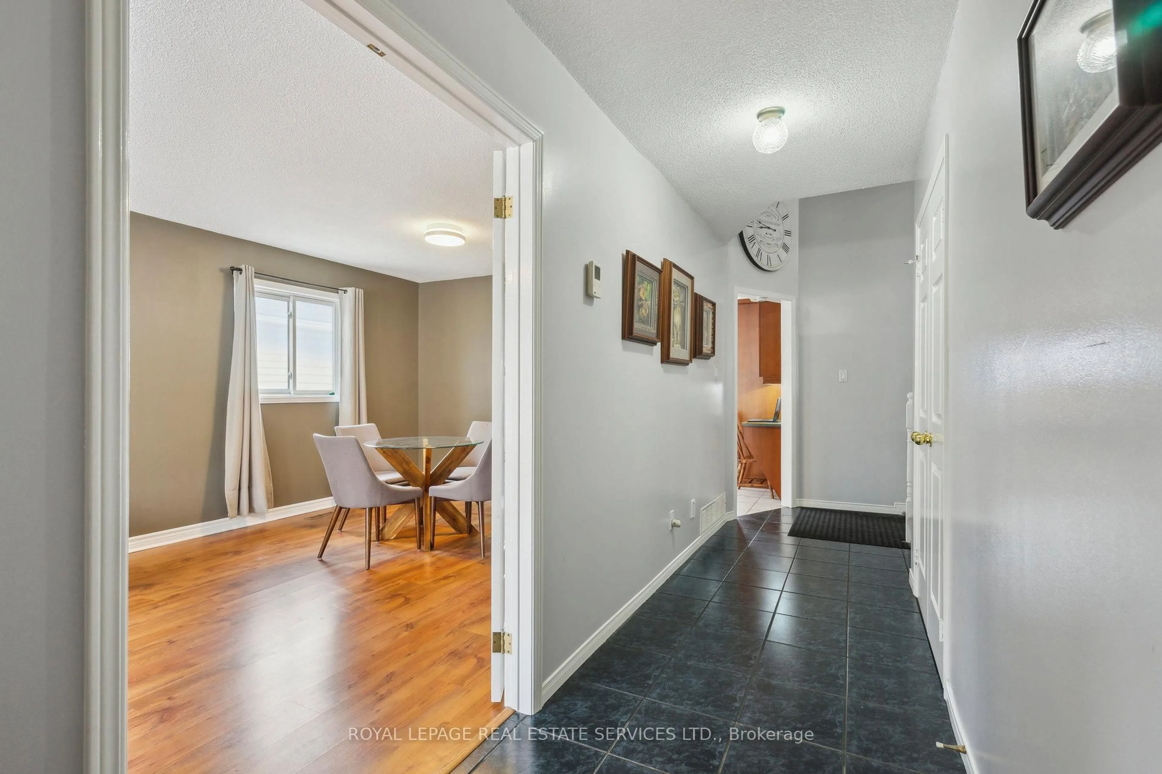 Indoor entryway for 19 Engel Cres, Barrie Ontario L4N 6K5