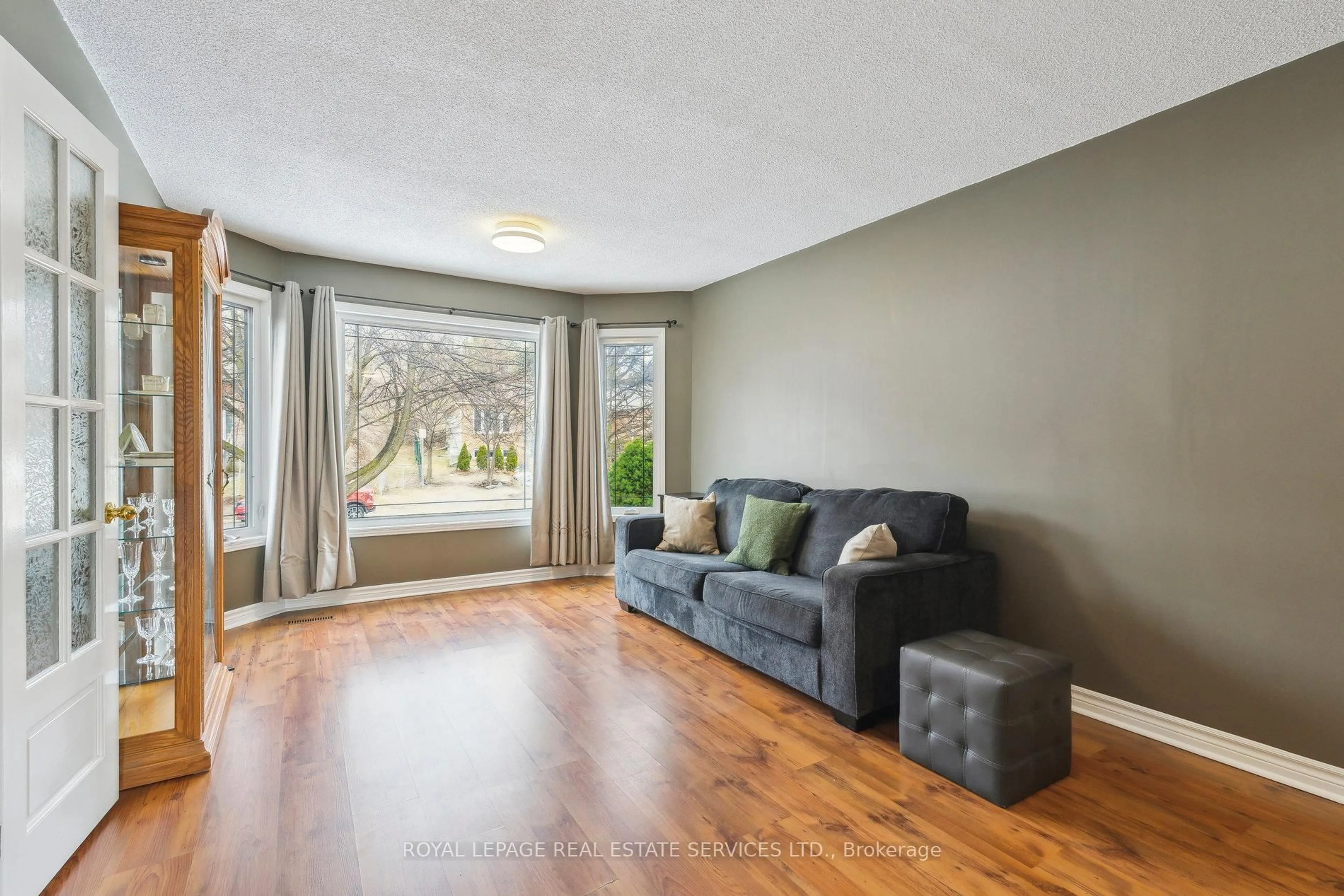 Living room with furniture, unknown for 19 Engel Cres, Barrie Ontario L4N 6K5