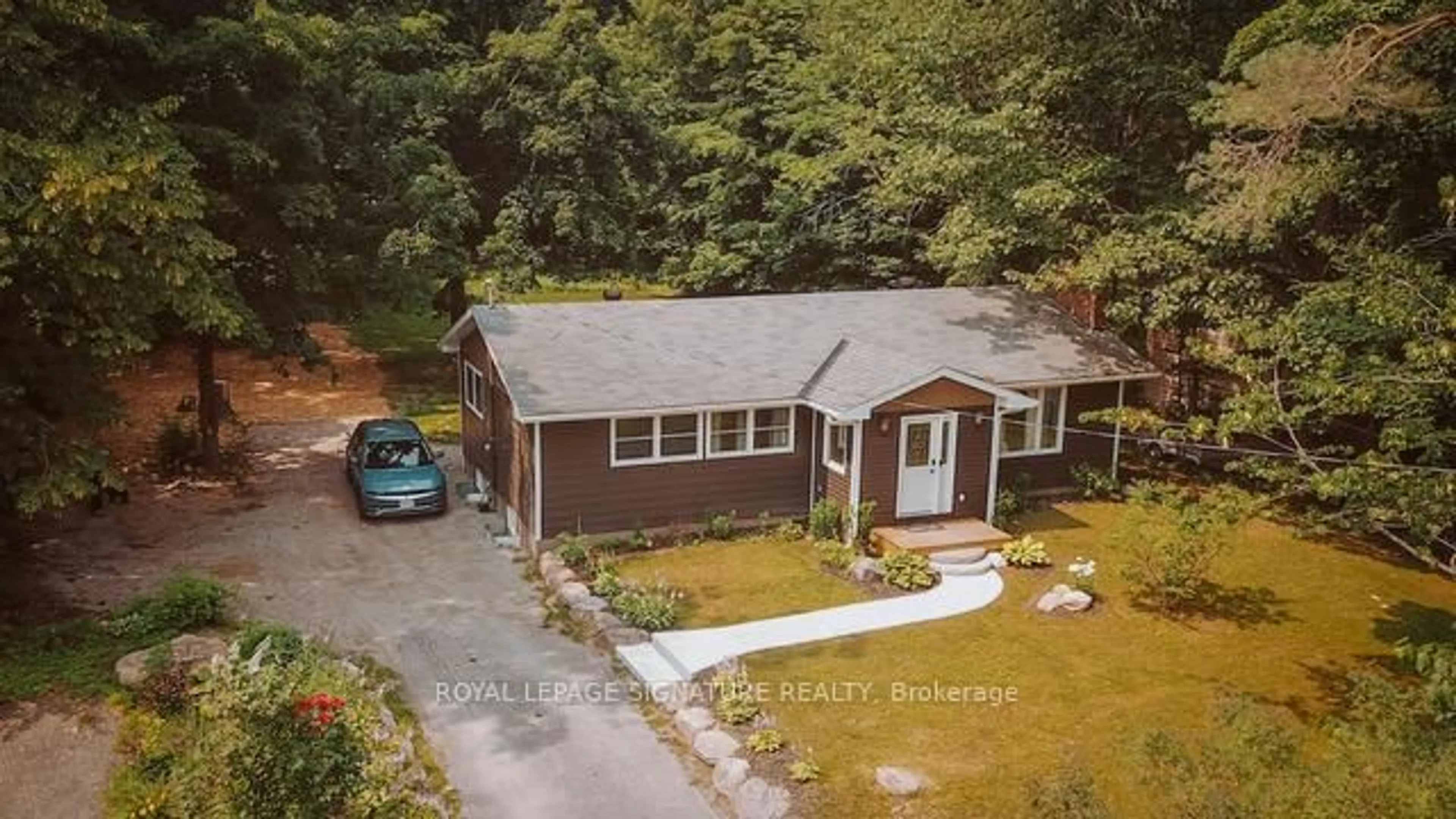 A pic from outside/outdoor area/front of a property/back of a property/a pic from drone, street for 258 Mountain Ave, Tay Ontario L0K 2C0