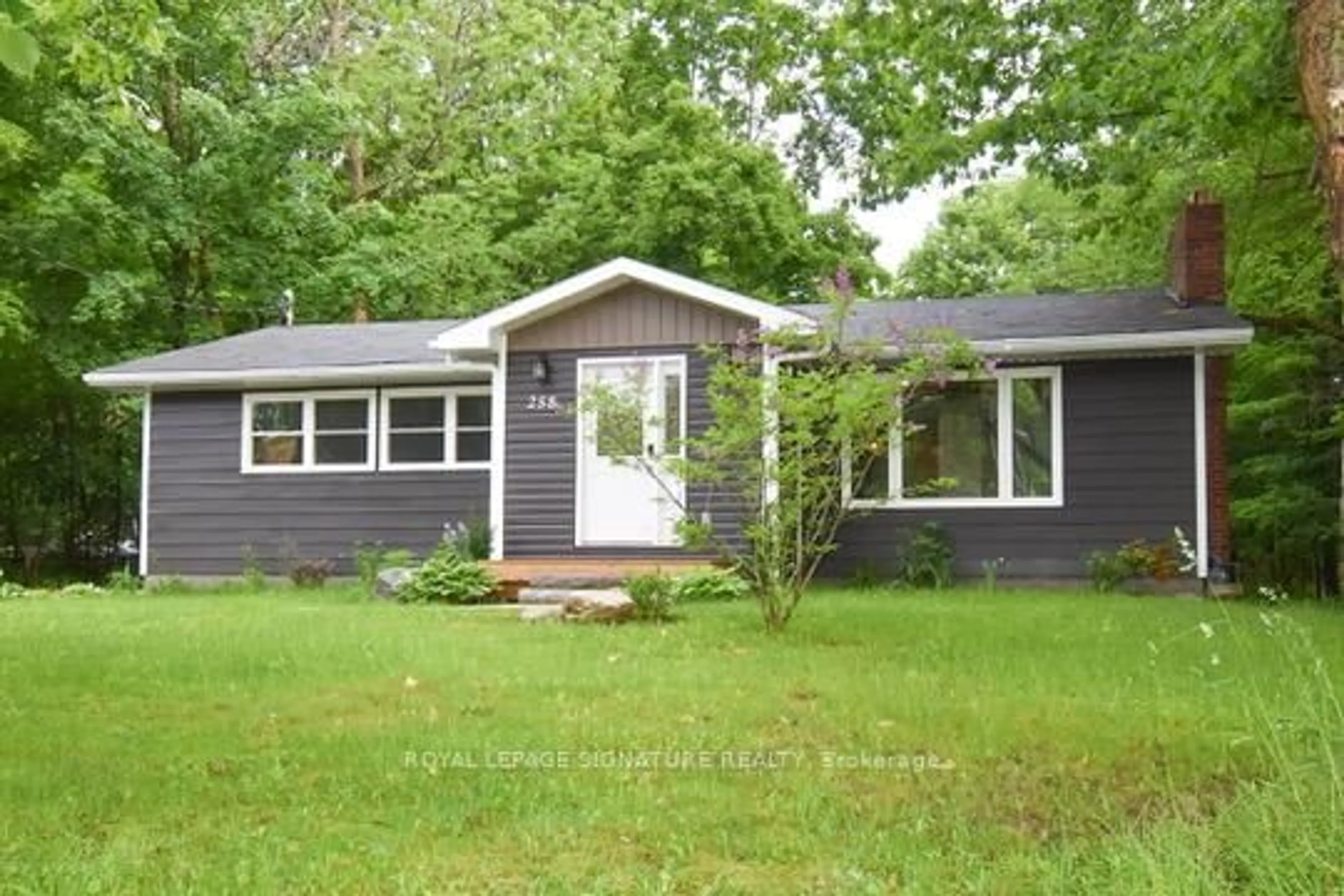 Home with vinyl exterior material, street for 258 Mountain Ave, Tay Ontario L0K 2C0