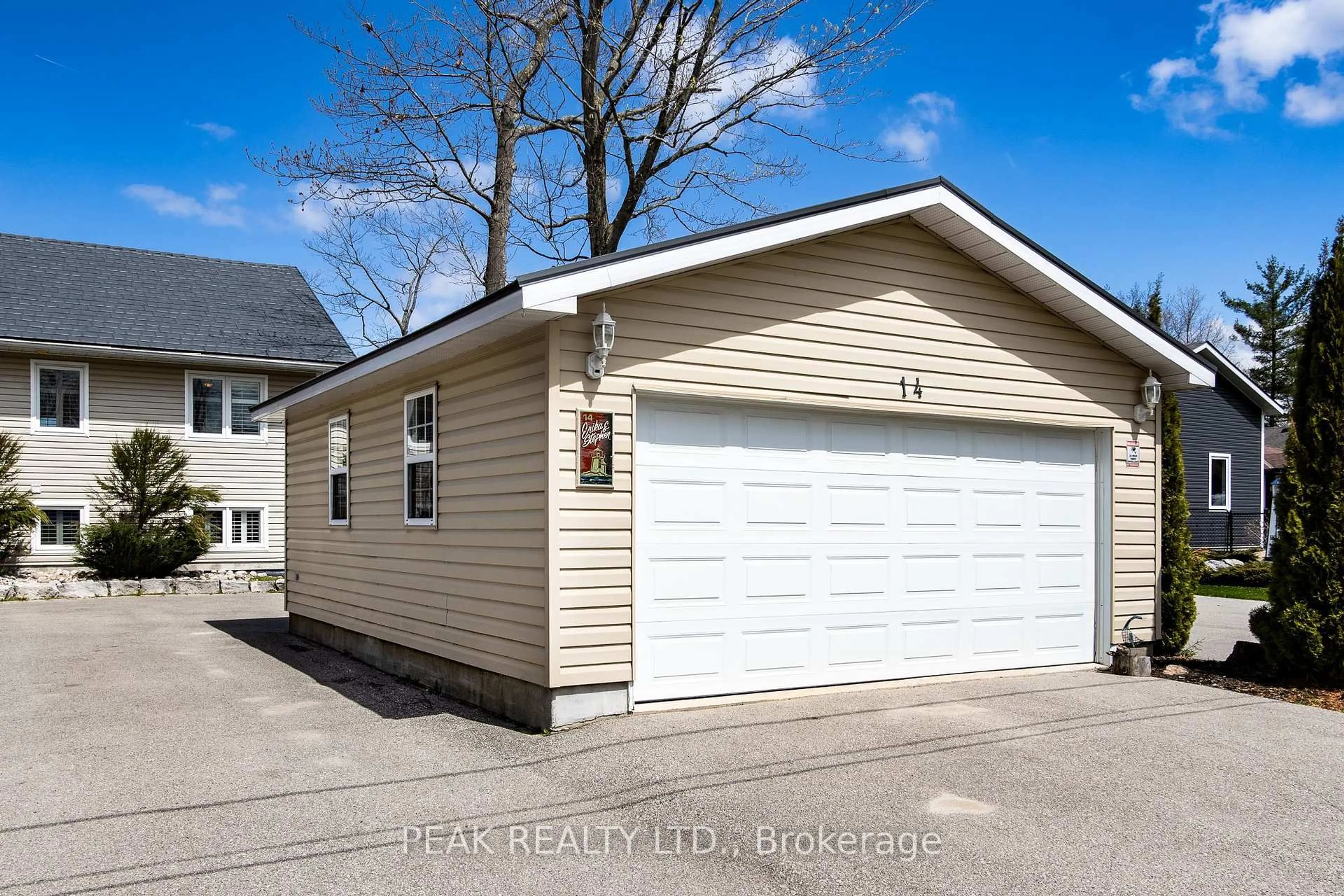 Indoor garage for 14 Lighthouse Cres, Tay Ontario L0K 2A0