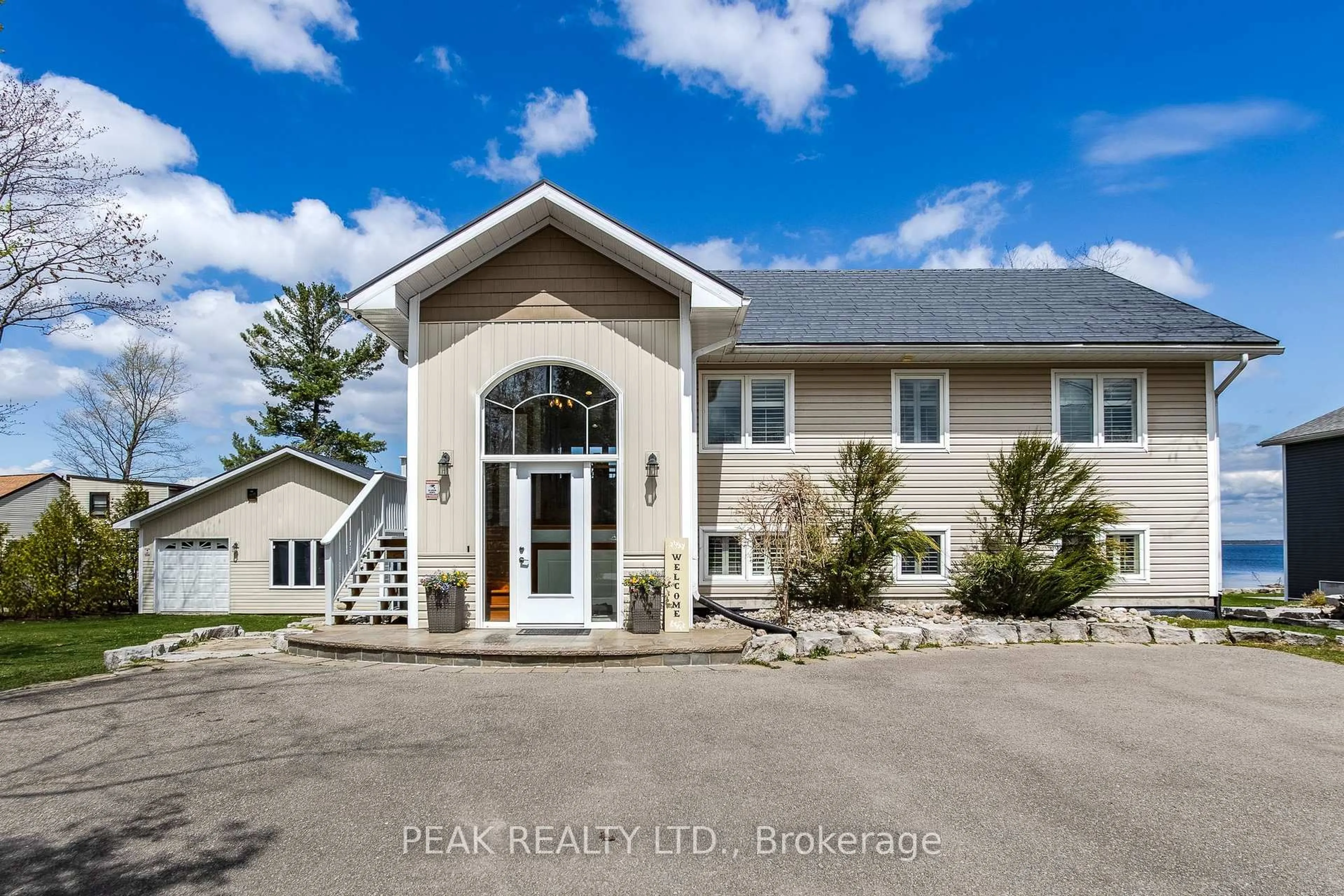 A pic from outside/outdoor area/front of a property/back of a property/a pic from drone, building for 14 Lighthouse Cres, Tay Ontario L0K 2A0
