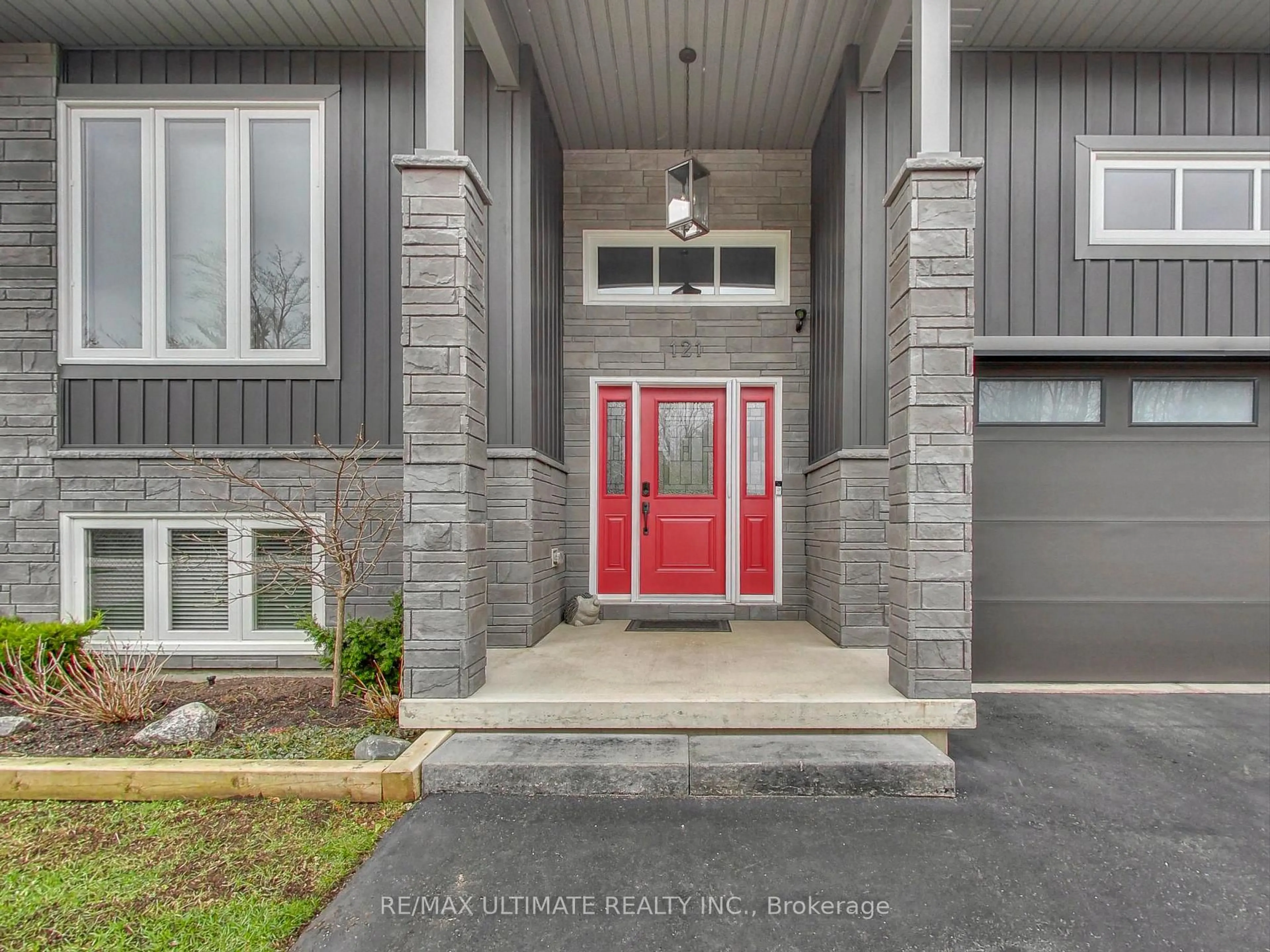Indoor entryway for 121 Lily Dr, Wasaga Beach Ontario L9Z 2Z2