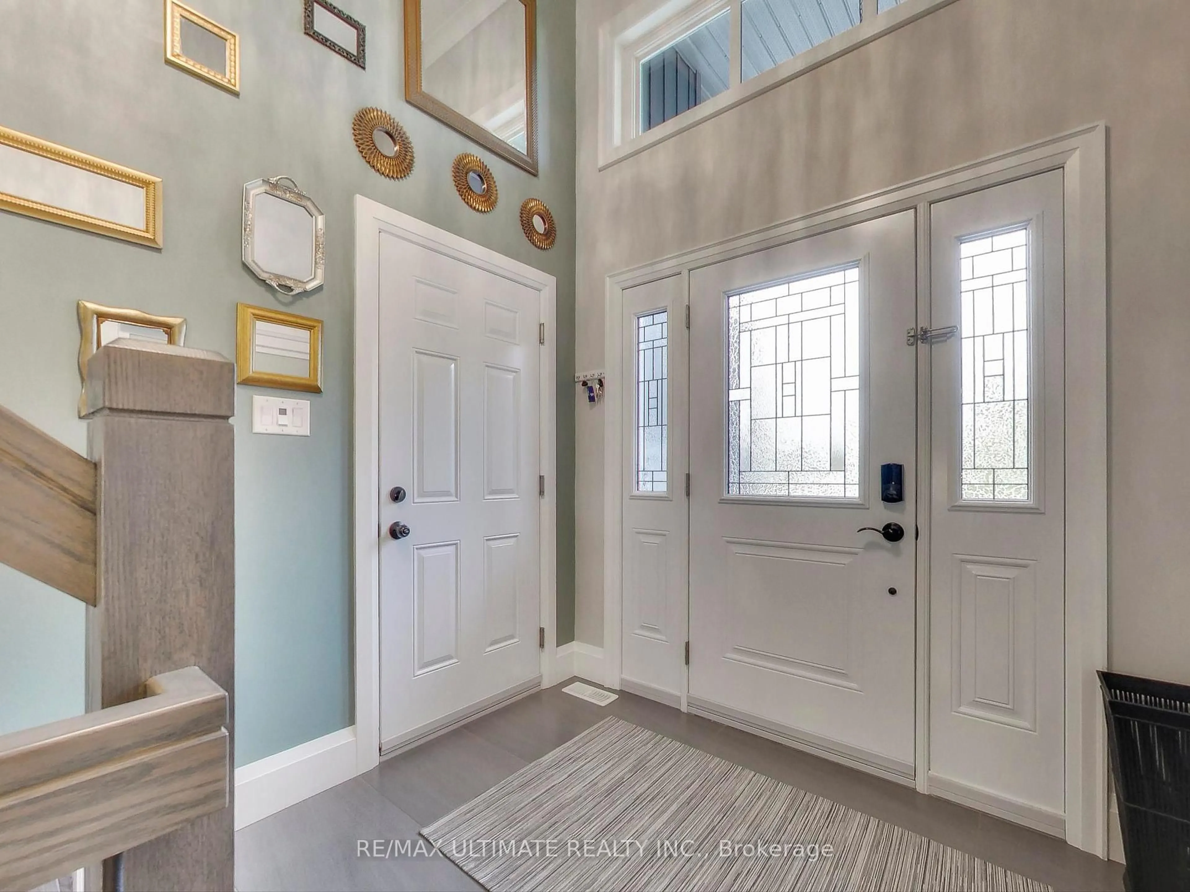 Indoor entryway for 121 Lily Dr, Wasaga Beach Ontario L9Z 2Z2