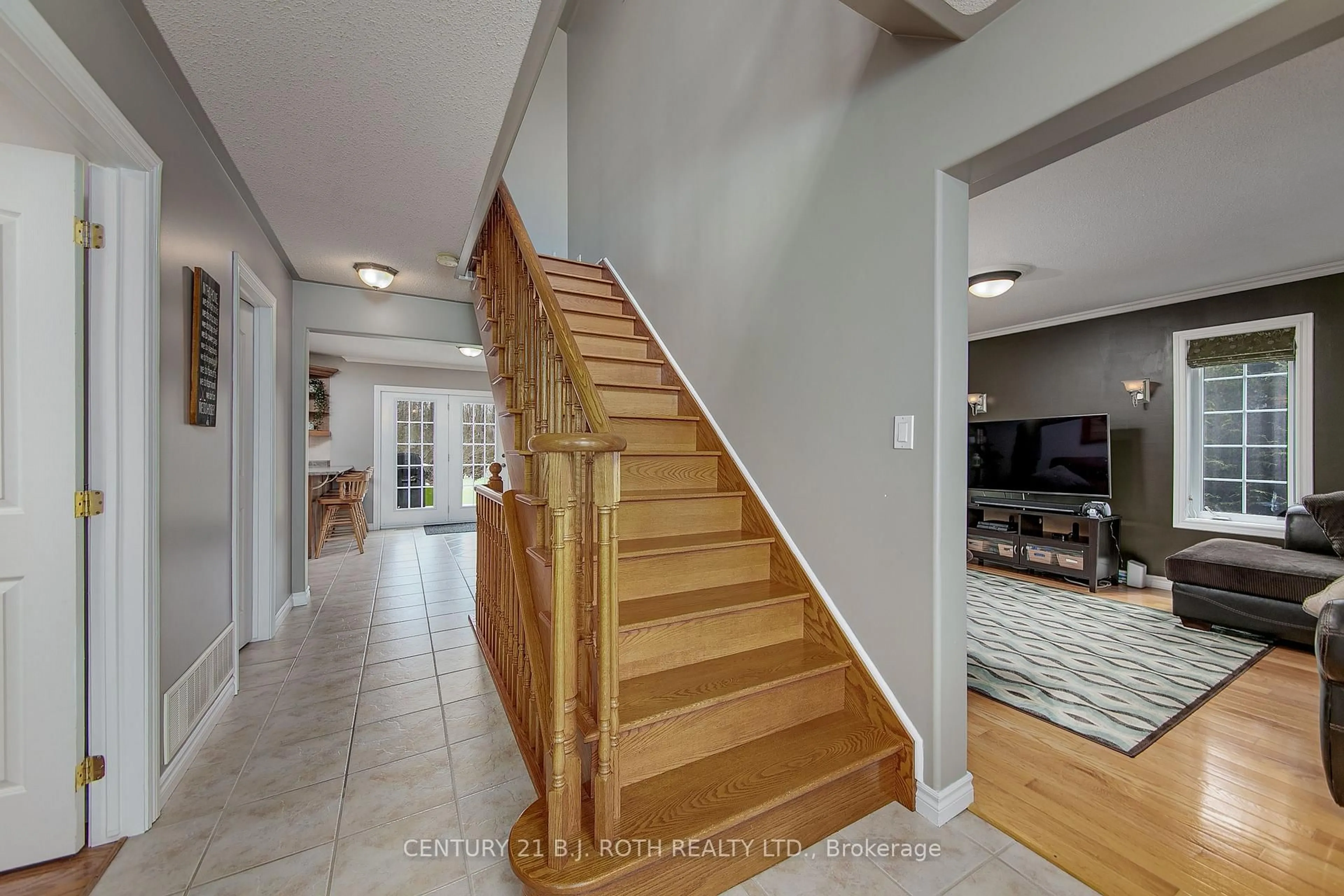Indoor entryway for 148 Mill St, Oro-Medonte Ontario L3V 0K2