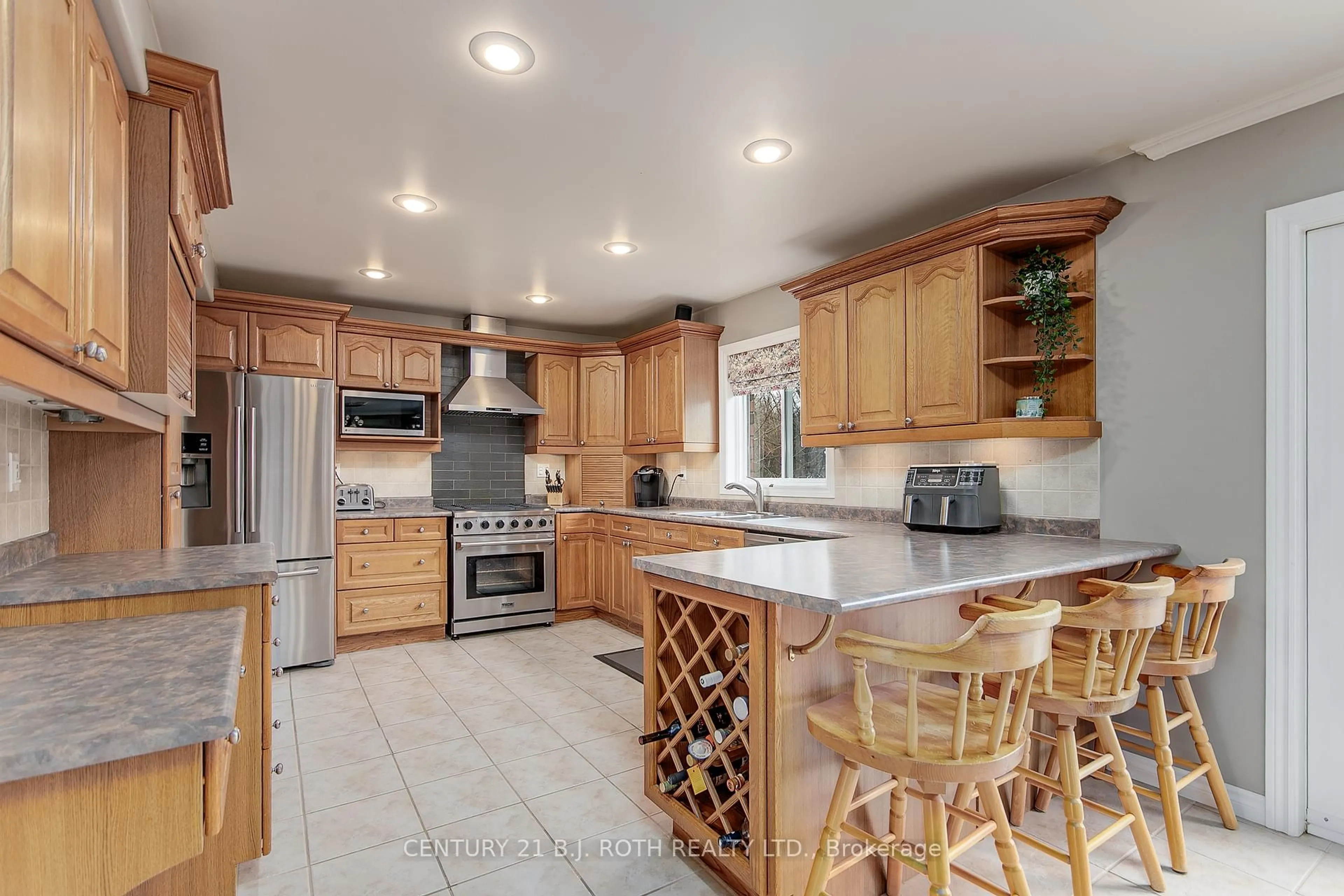 Open concept kitchen, ceramic/tile floor for 148 Mill St, Oro-Medonte Ontario L3V 0K2