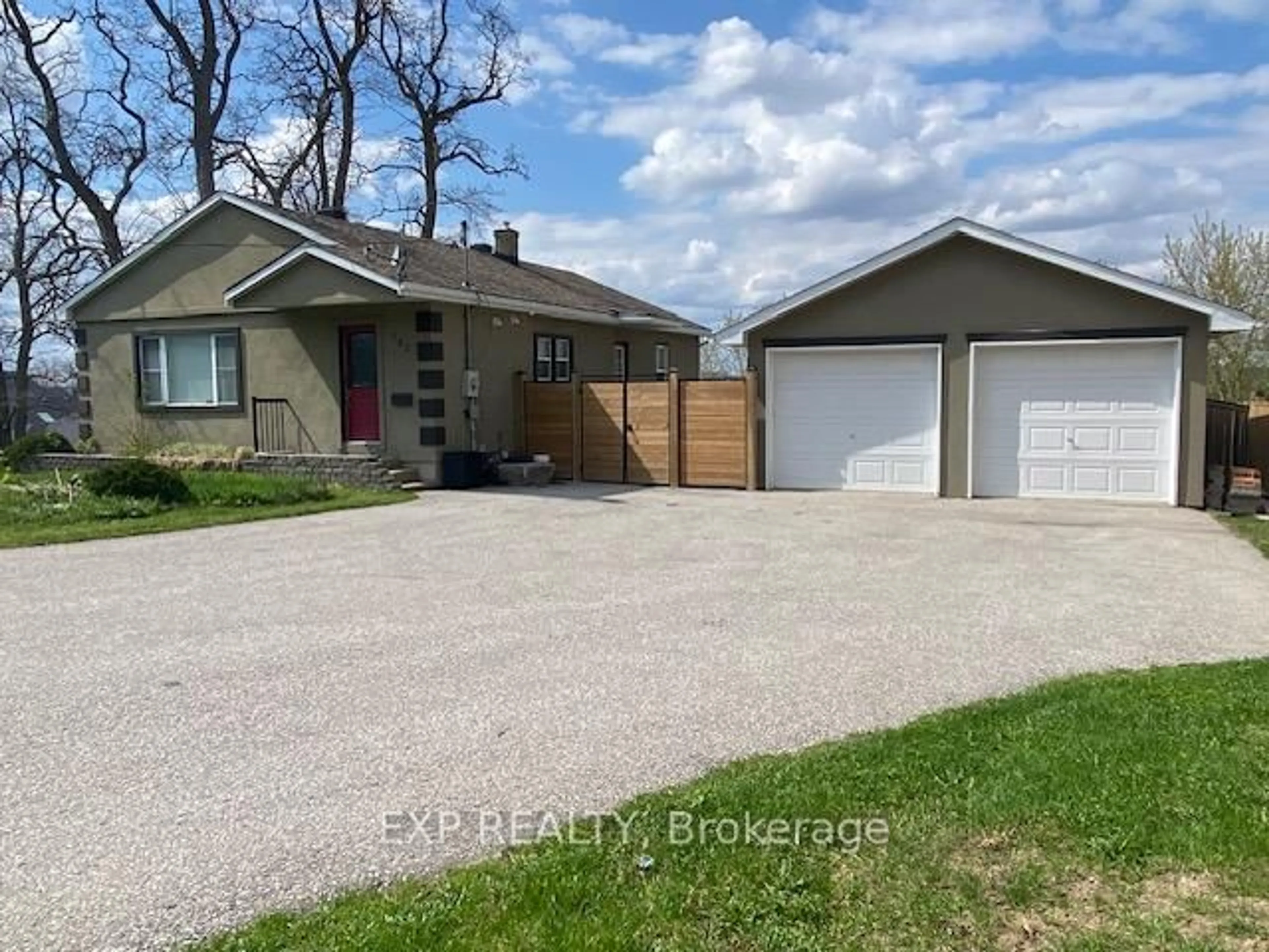 A pic from outside/outdoor area/front of a property/back of a property/a pic from drone, street for 182 Ardagh Rd, Barrie Ontario L4N 3V6