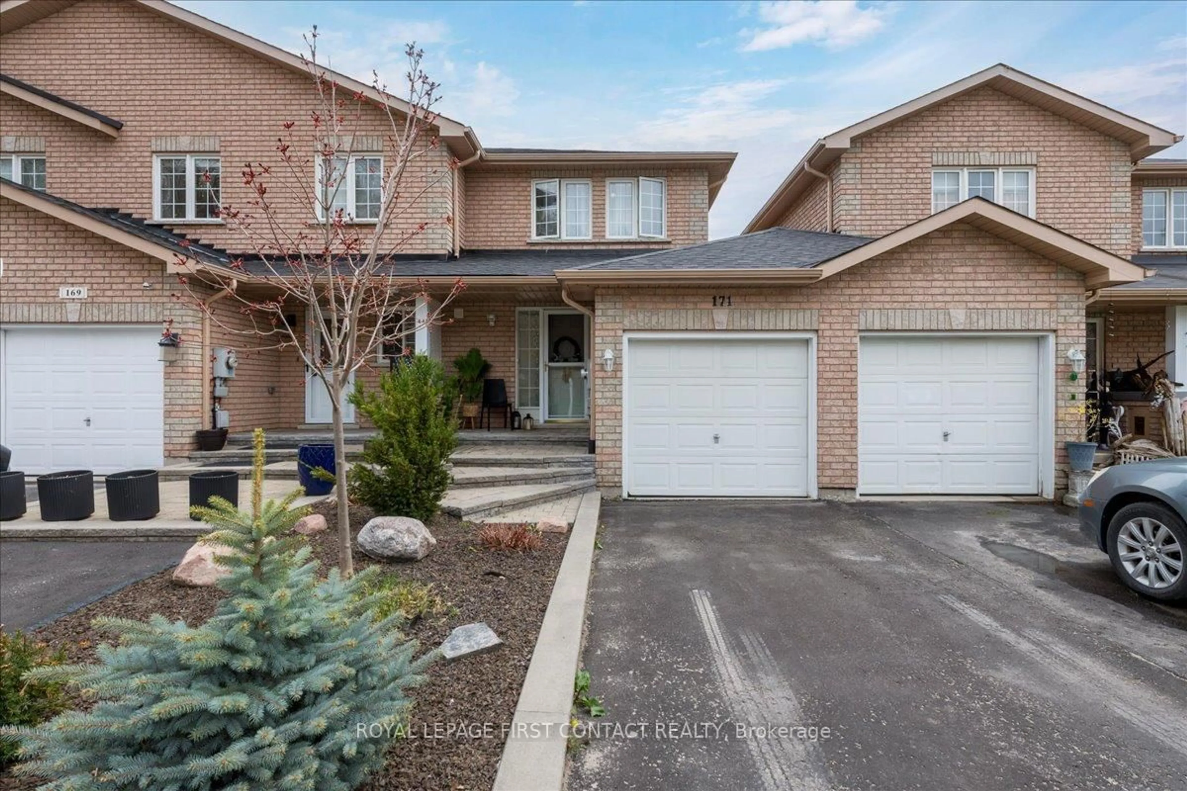 A pic from outside/outdoor area/front of a property/back of a property/a pic from drone, street for 171 Southwinds Cres, Midland Ontario L4R 0A2