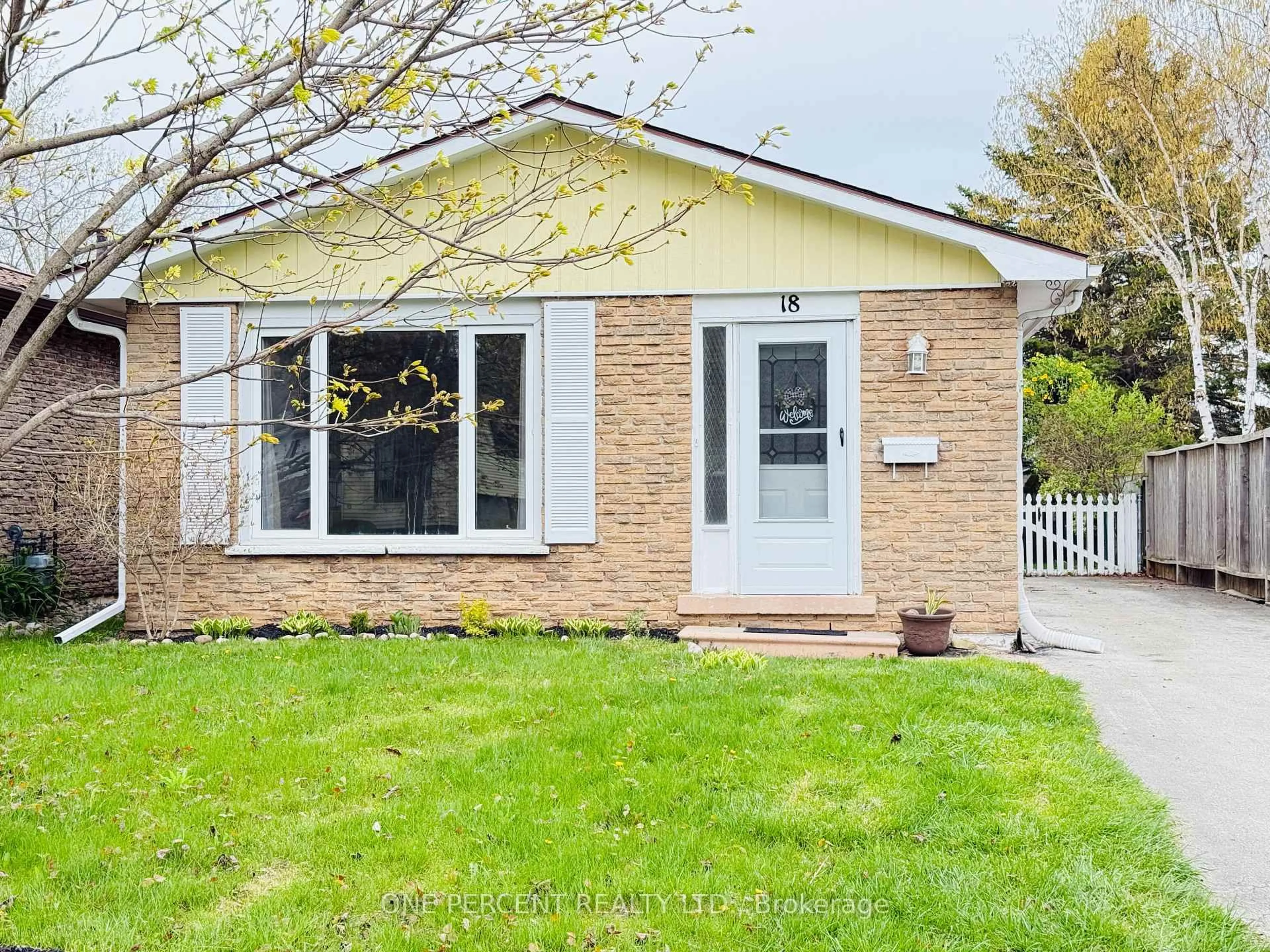 Home with brick exterior material, street for 18 Courtice Cres, Collingwood Ontario L9Y 4G1