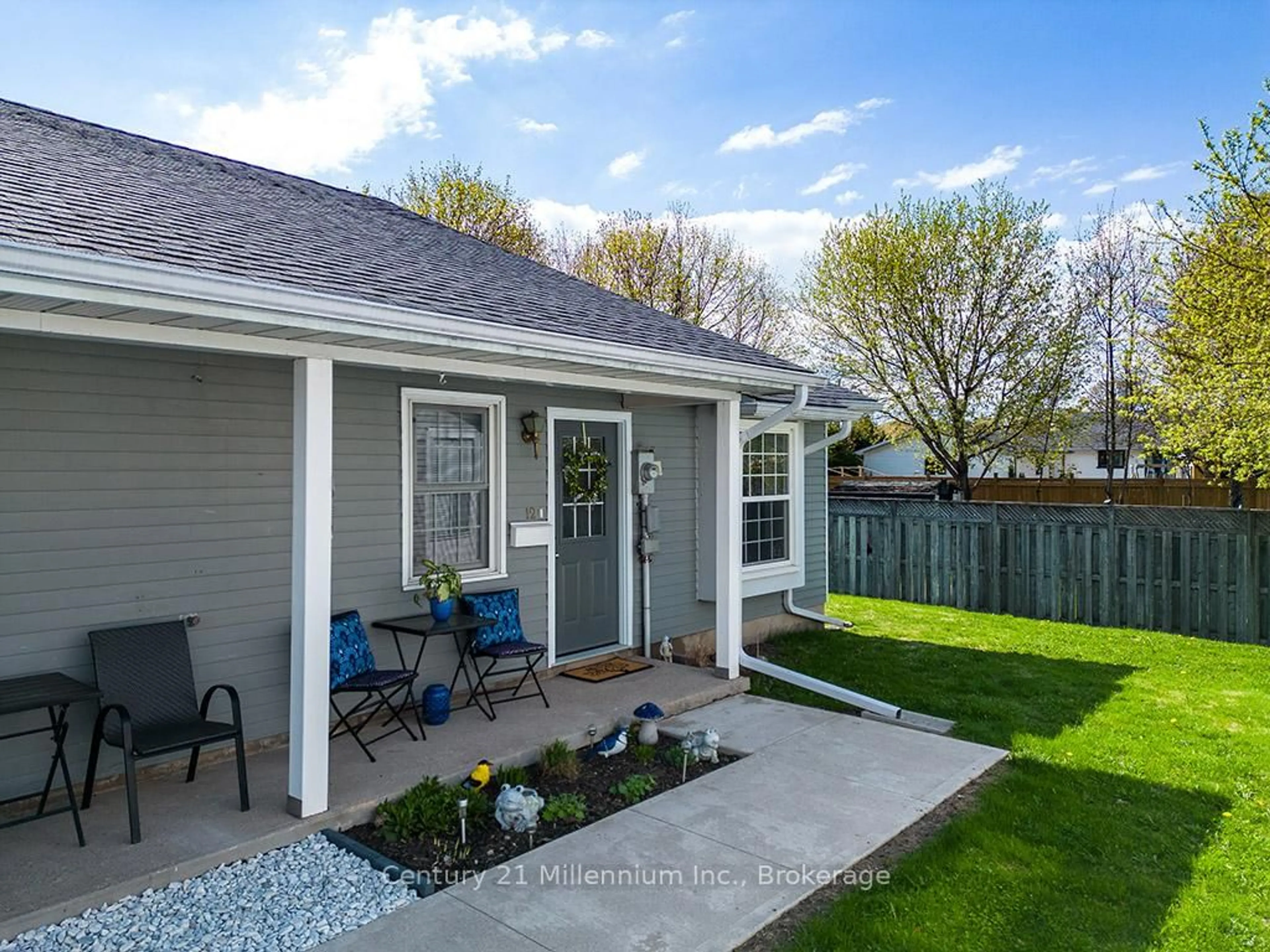 Home with vinyl exterior material, street for 140 Albert St #12, Collingwood Ontario L9Y 2L7