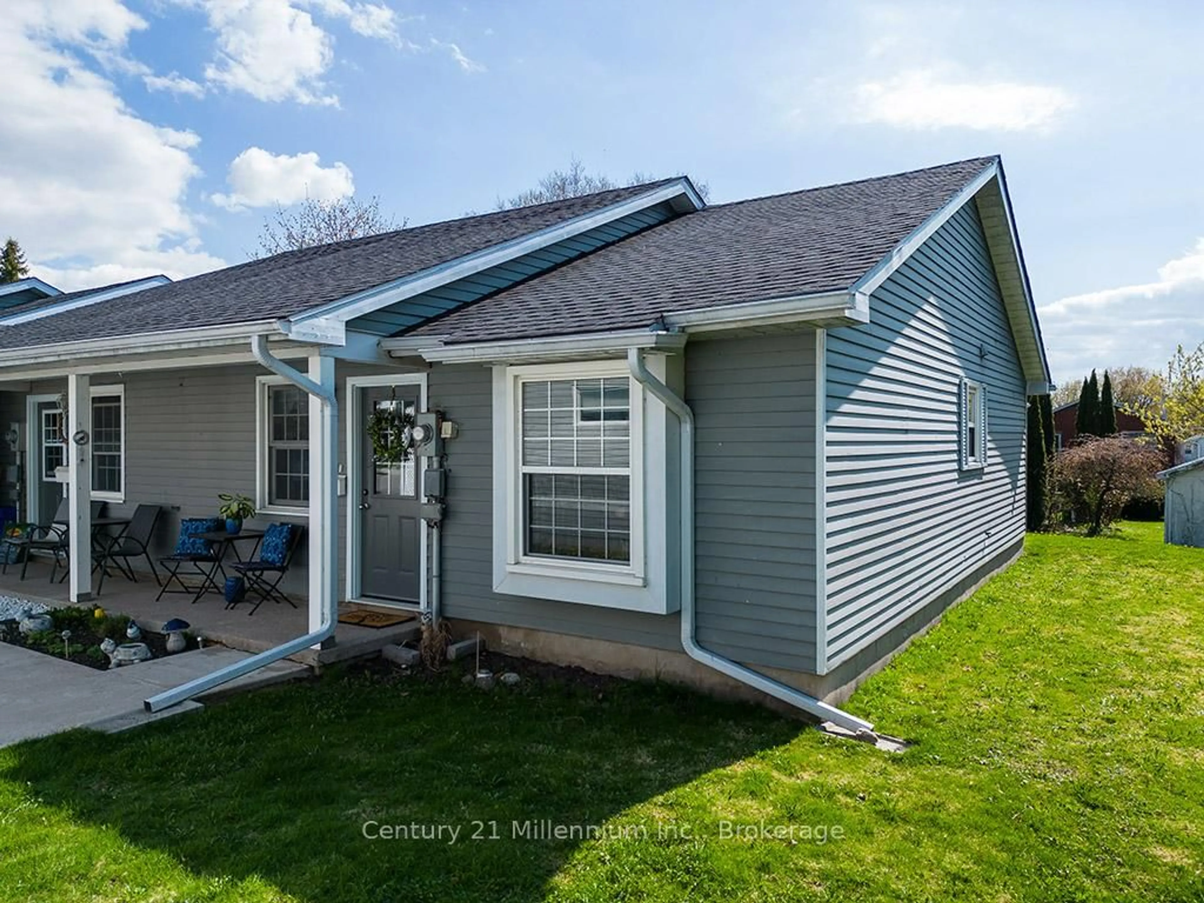 Home with vinyl exterior material, unknown for 140 Albert St #12, Collingwood Ontario L9Y 2L7