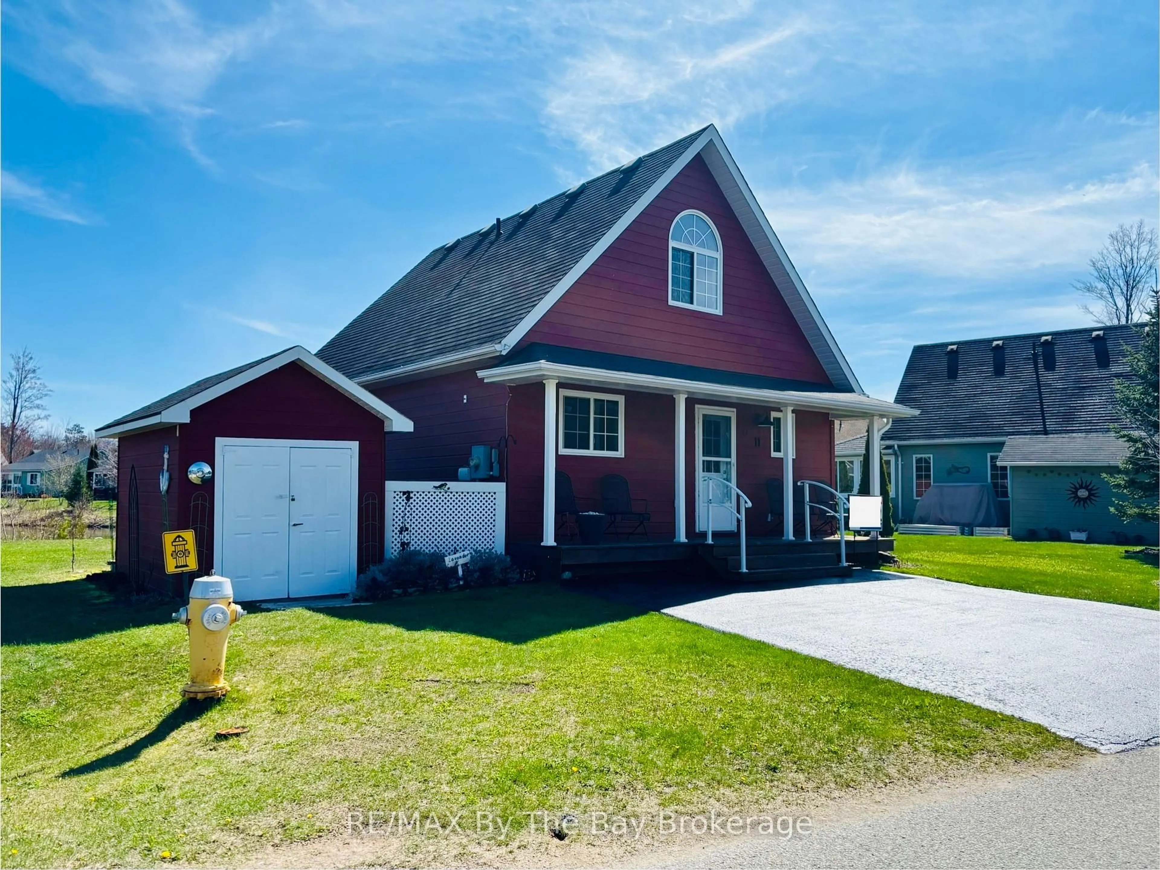 Home with vinyl exterior material, street for 11 TEMAGAMI Tr, Wasaga Beach Ontario L9Z 1X7