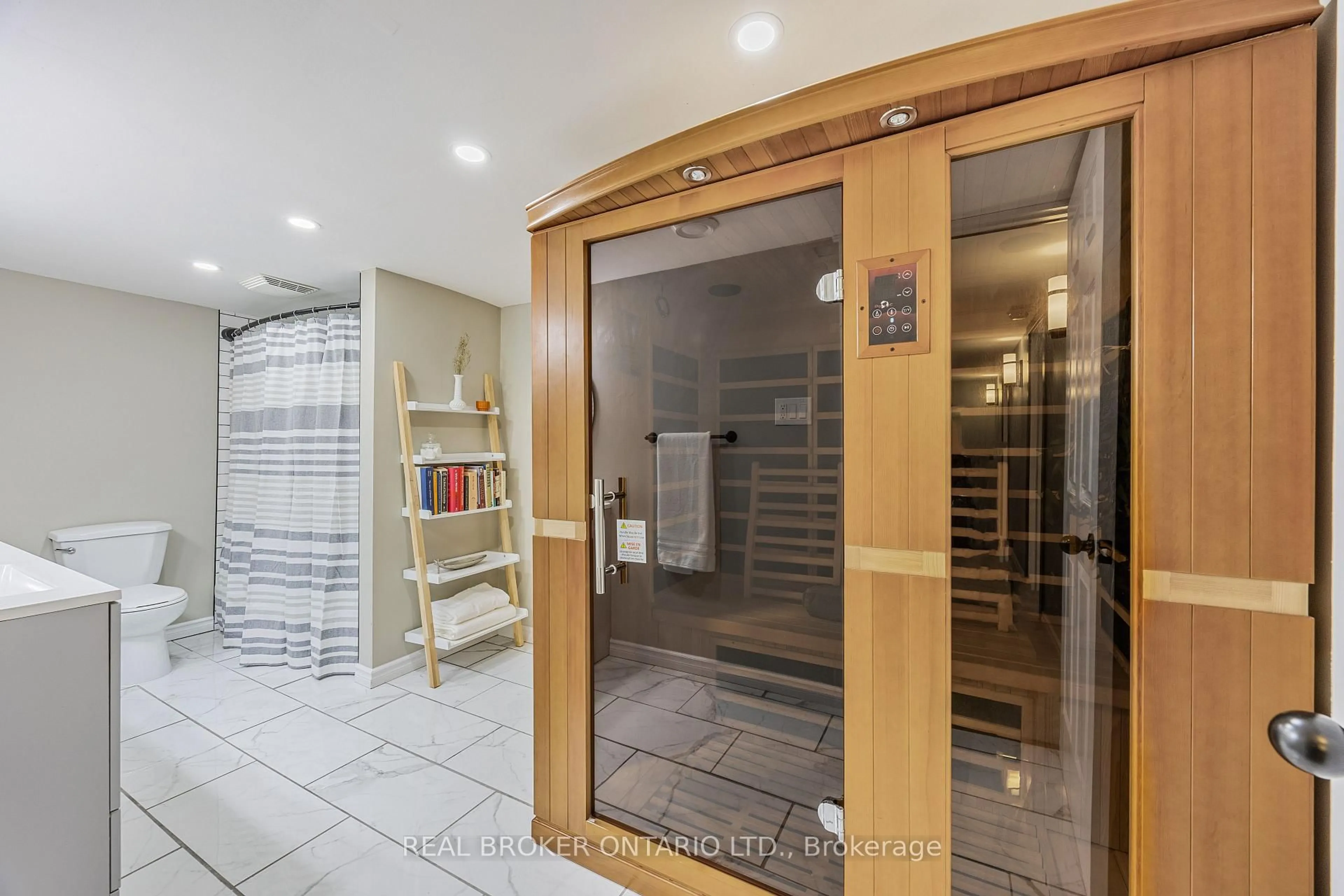 Indoor foyer for 59 Edwards Dr, Barrie Ontario L4N 9K8