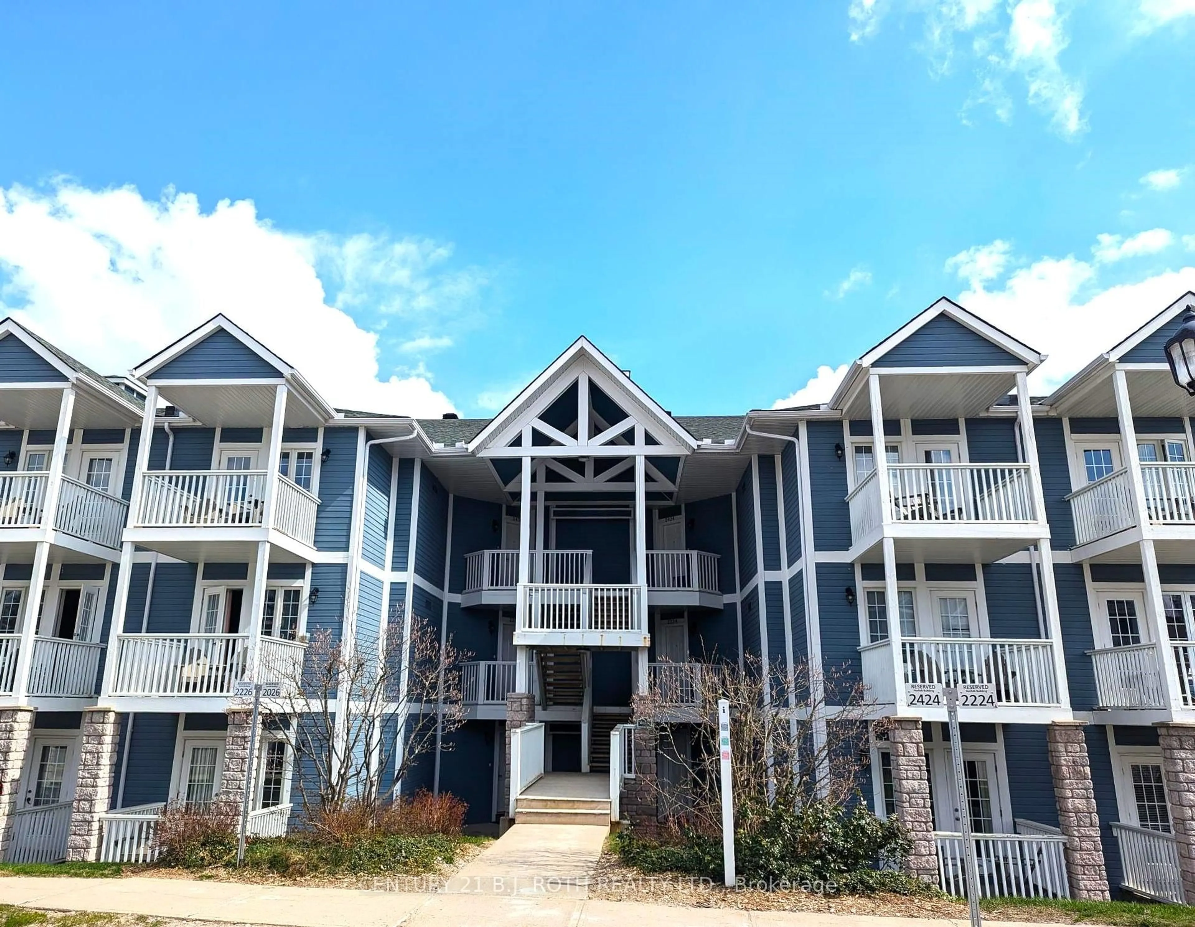 A pic from outside/outdoor area/front of a property/back of a property/a pic from drone, unknown for 90 Highland Dr #2426, 2427, Oro-Medonte Ontario L0L 2L0
