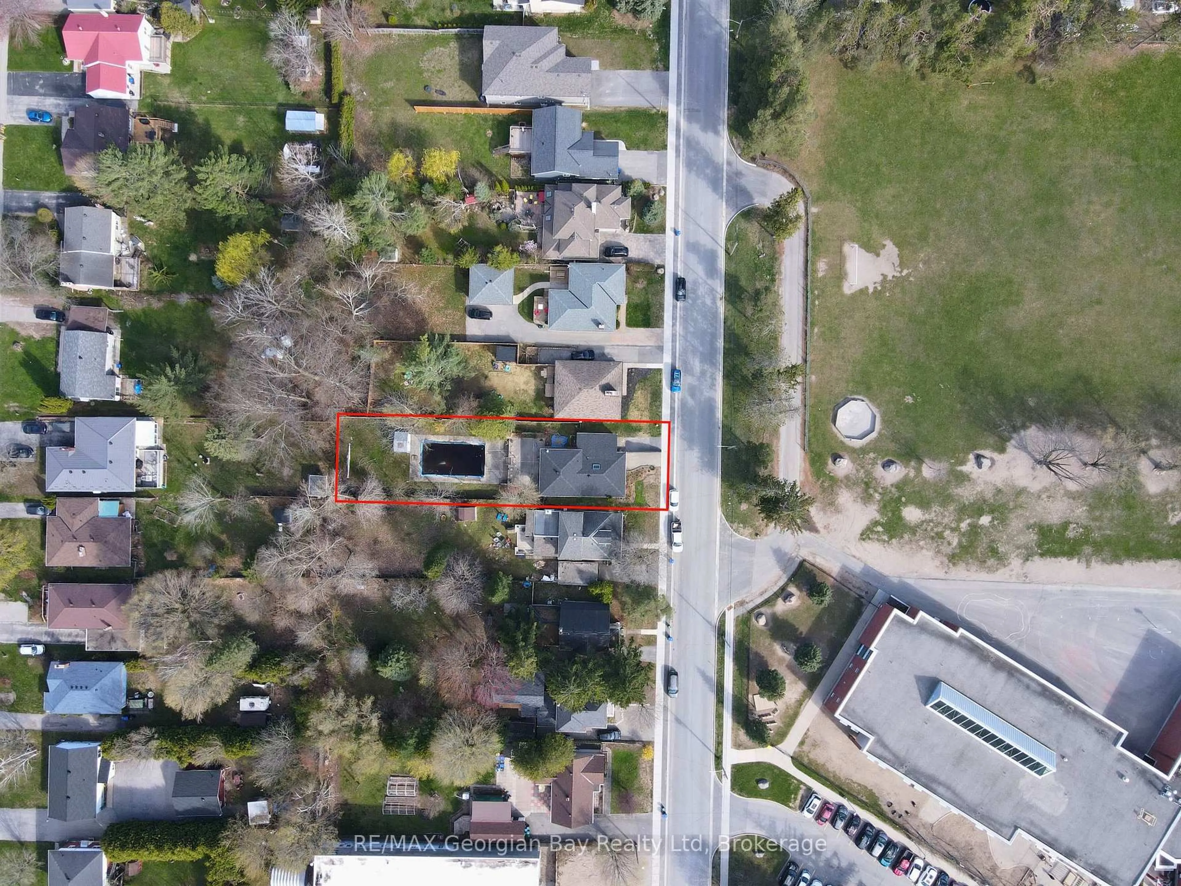 A pic from outside/outdoor area/front of a property/back of a property/a pic from drone, street for 338 Seventh St, Midland Ontario L4R 3Z9