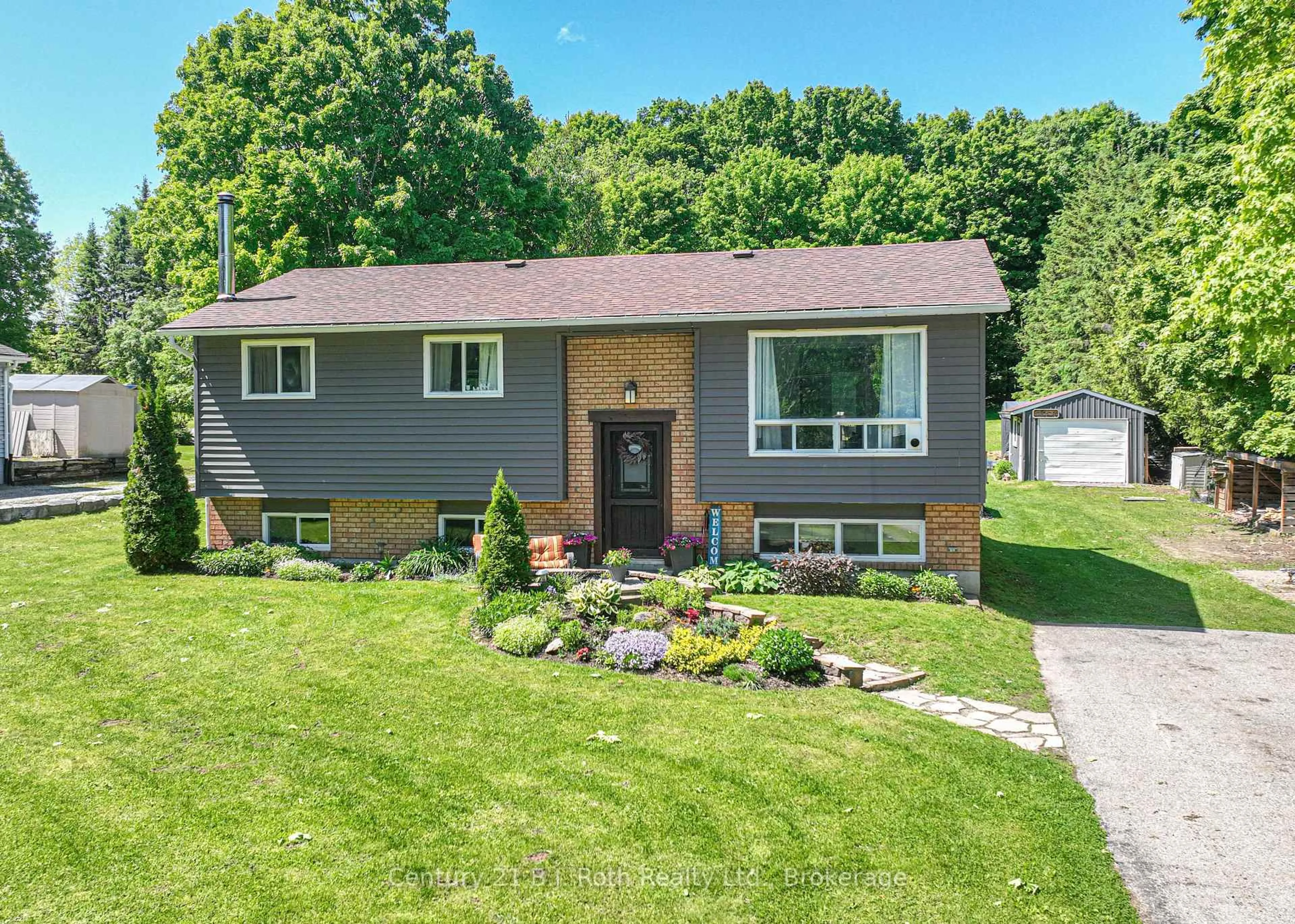 Home with vinyl exterior material, street for 10 CONDER Dr, Oro-Medonte Ontario L0K 1E0