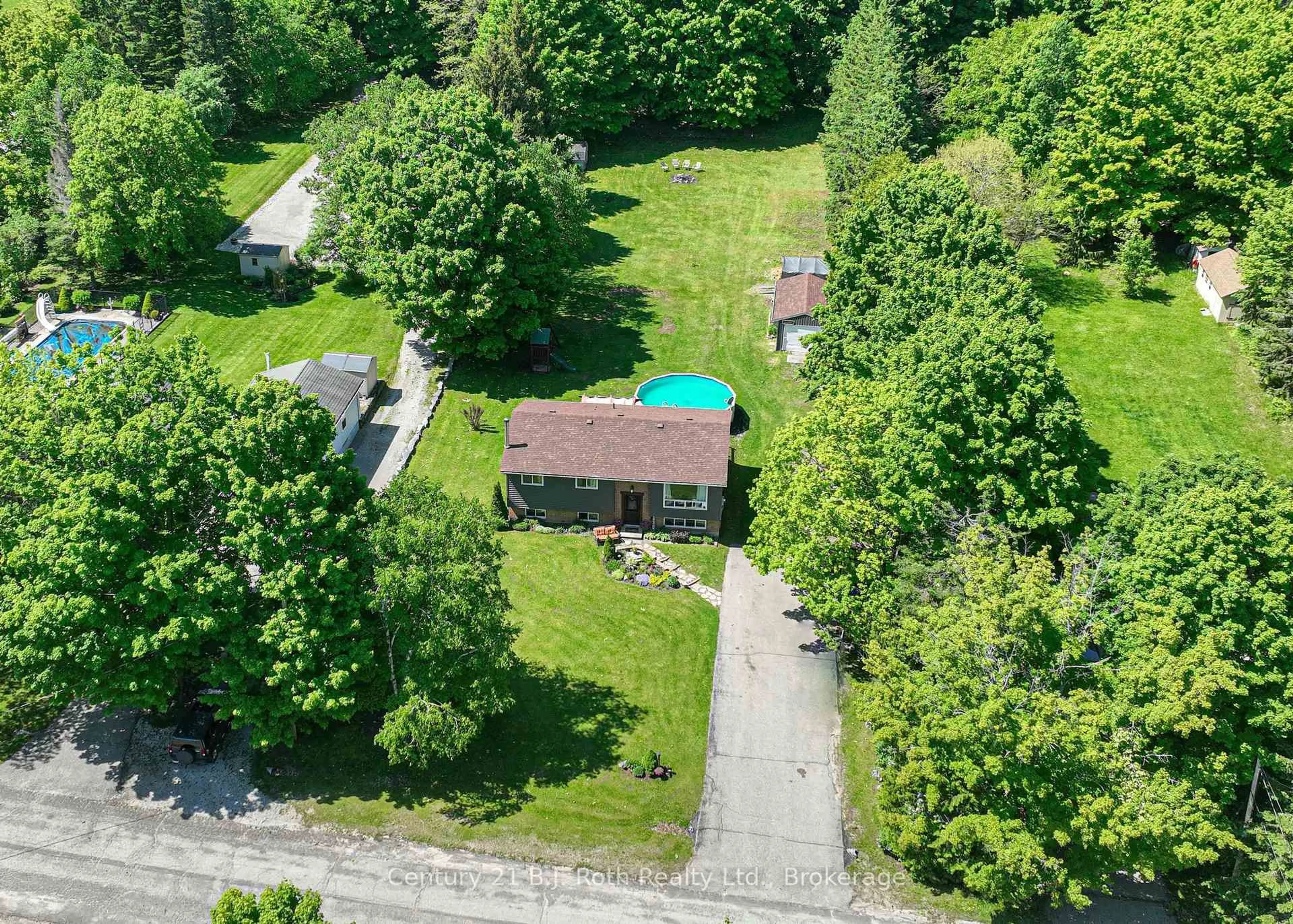 A pic from outside/outdoor area/front of a property/back of a property/a pic from drone, street for 10 CONDER Dr, Oro-Medonte Ontario L0K 1E0