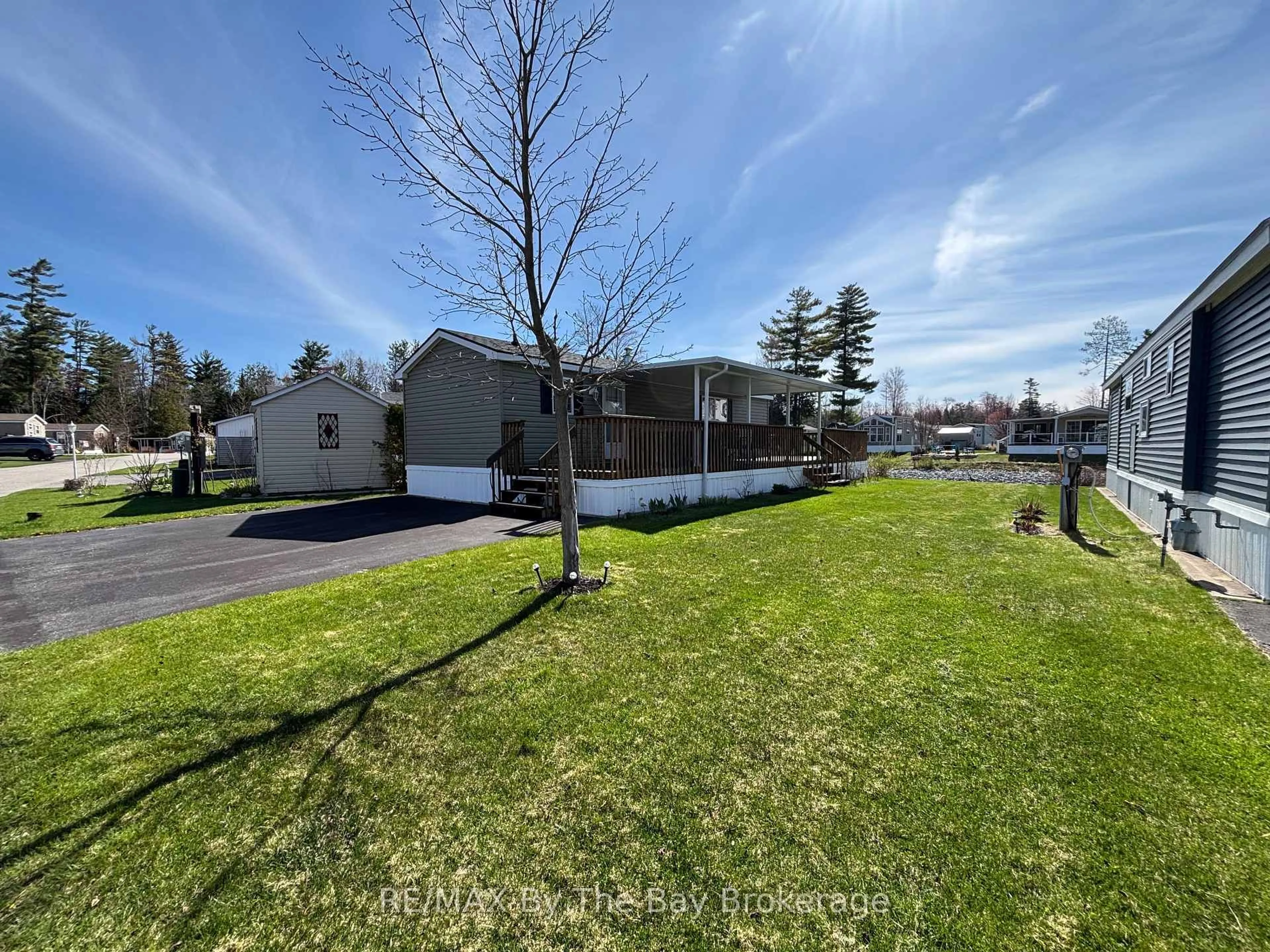 A pic from outside/outdoor area/front of a property/back of a property/a pic from drone, unknown for 9 KENORA Tr, Wasaga Beach Ontario L9Z 1X7