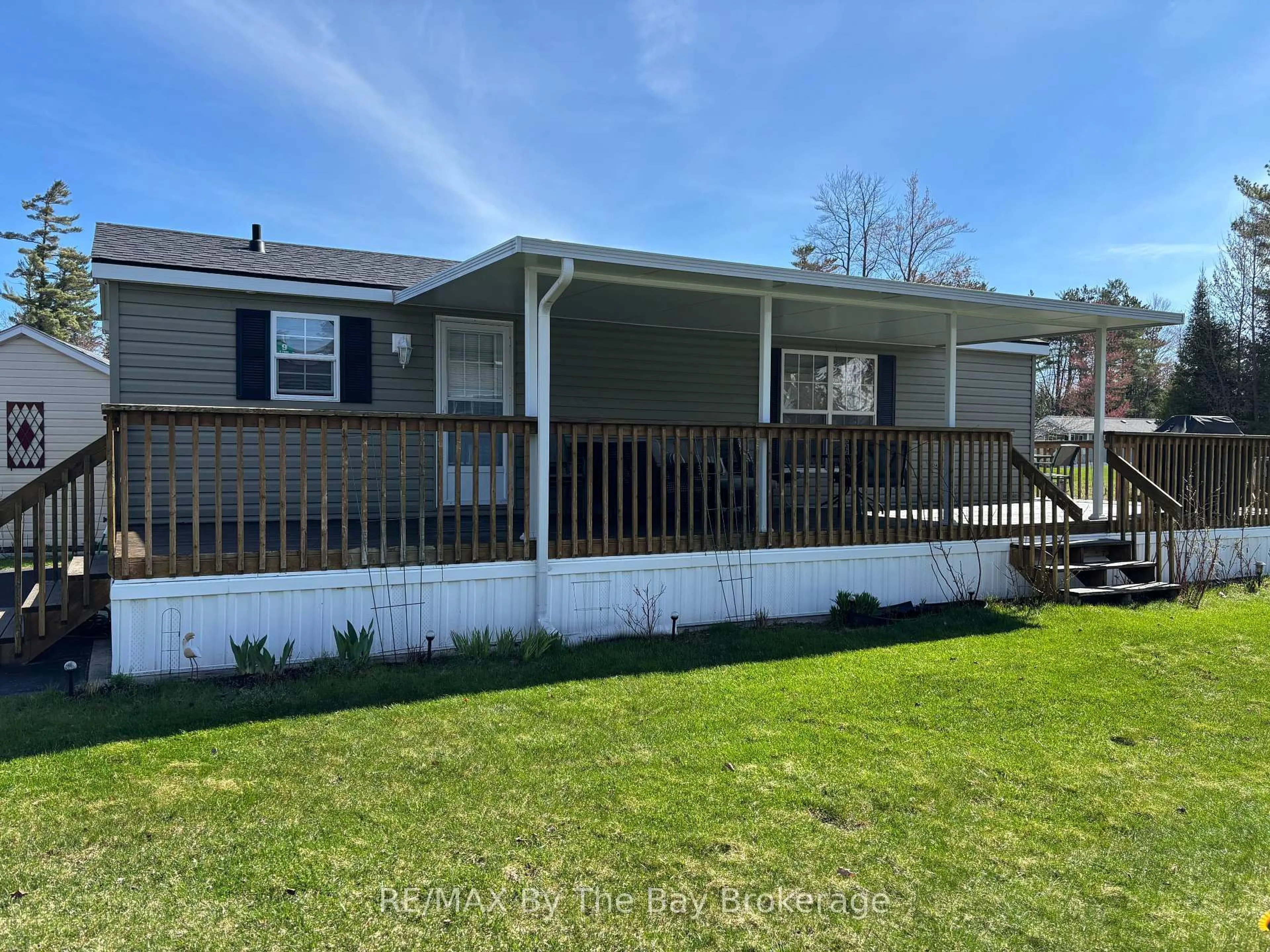 Home with vinyl exterior material, water/lake/river/ocean view for 9 KENORA Tr, Wasaga Beach Ontario L9Z 1X7