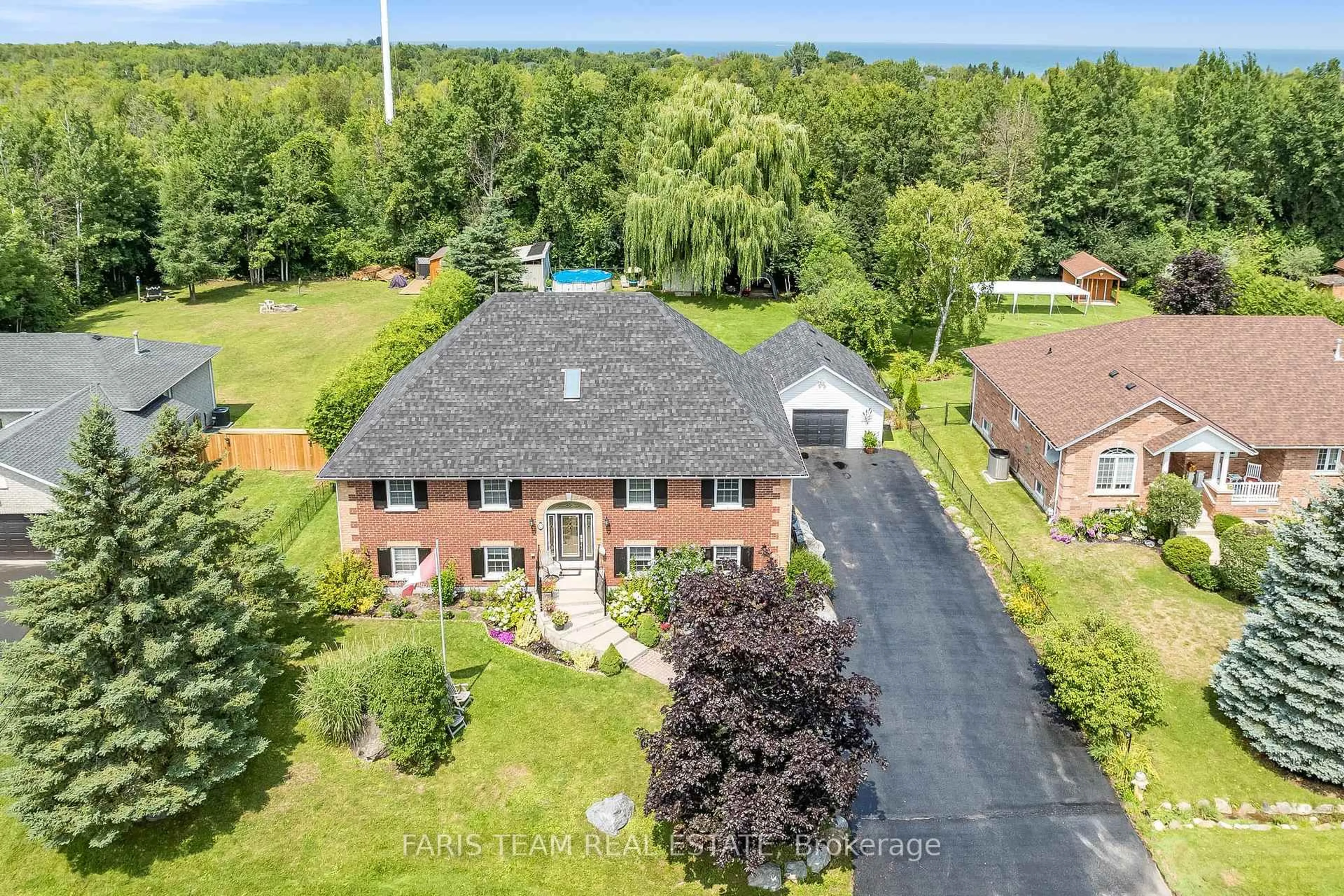 A pic from outside/outdoor area/front of a property/back of a property/a pic from drone, unknown for 63 Broadview St, Collingwood Ontario L9Y 0X2
