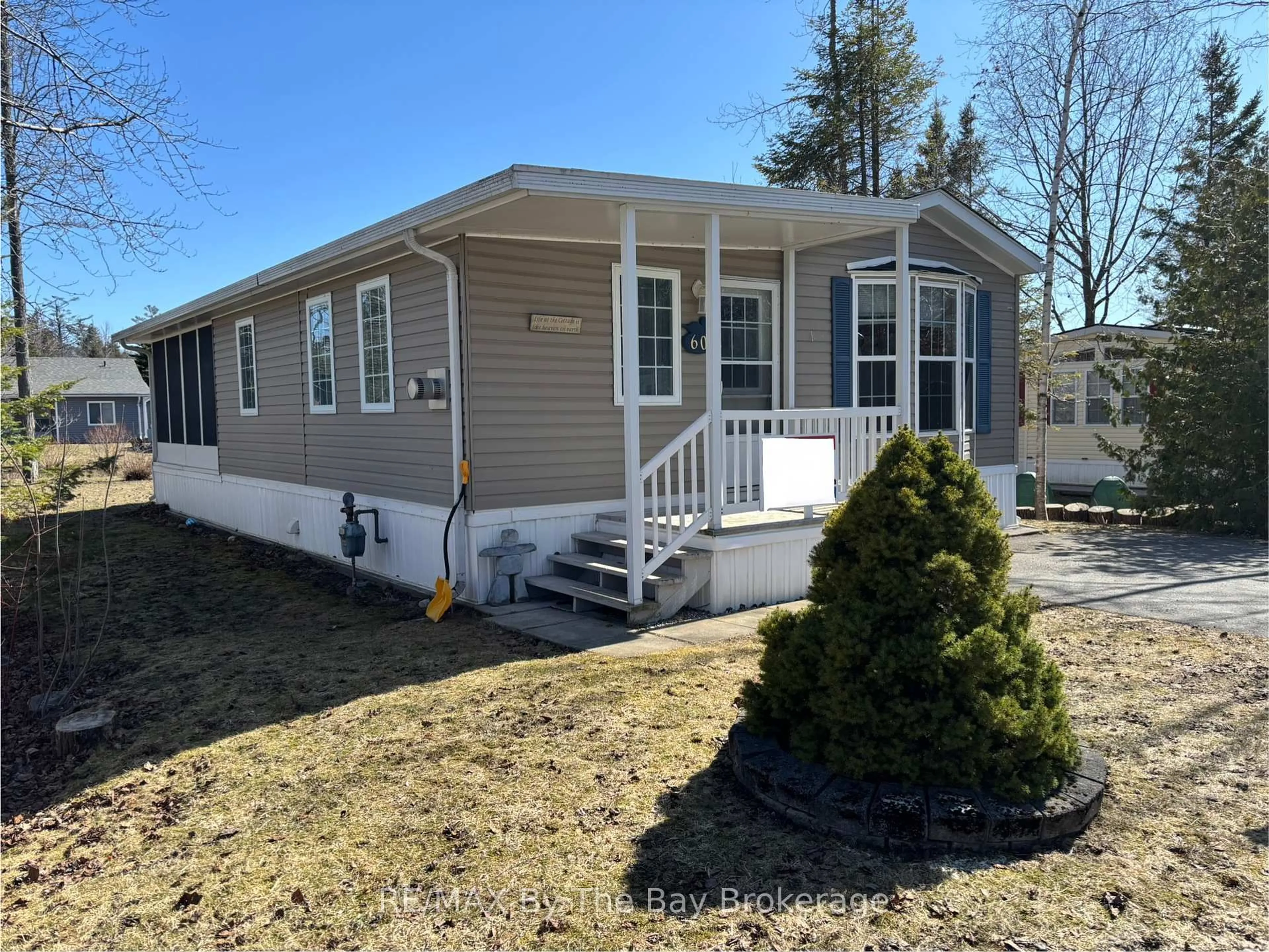 Home with vinyl exterior material, street for 60 Topaz St, Wasaga Beach Ontario L9Z 1X7