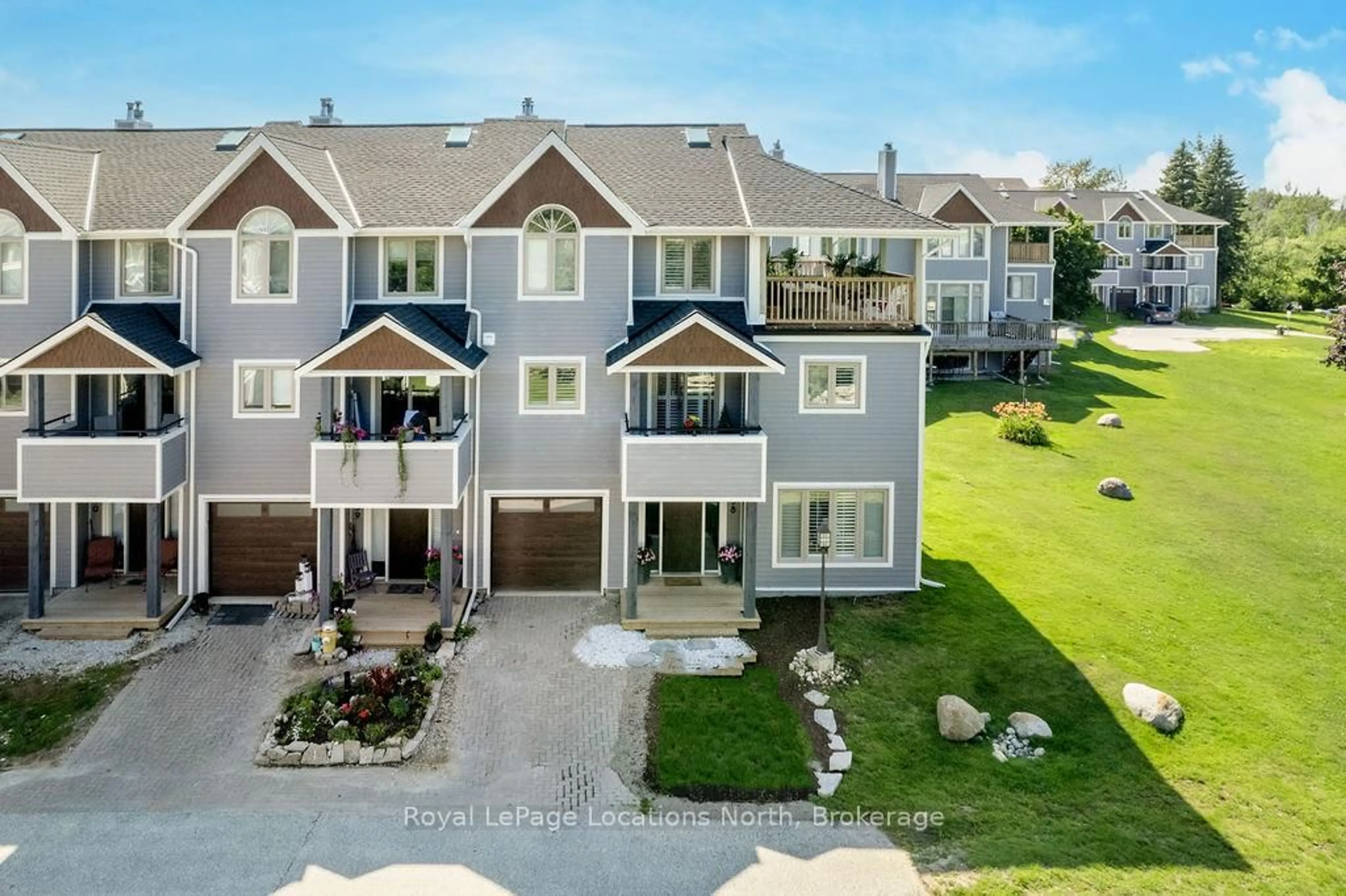 A pic from outside/outdoor area/front of a property/back of a property/a pic from drone, unknown for 38 Lighthouse Lane, Collingwood Ontario L9Y 5C8