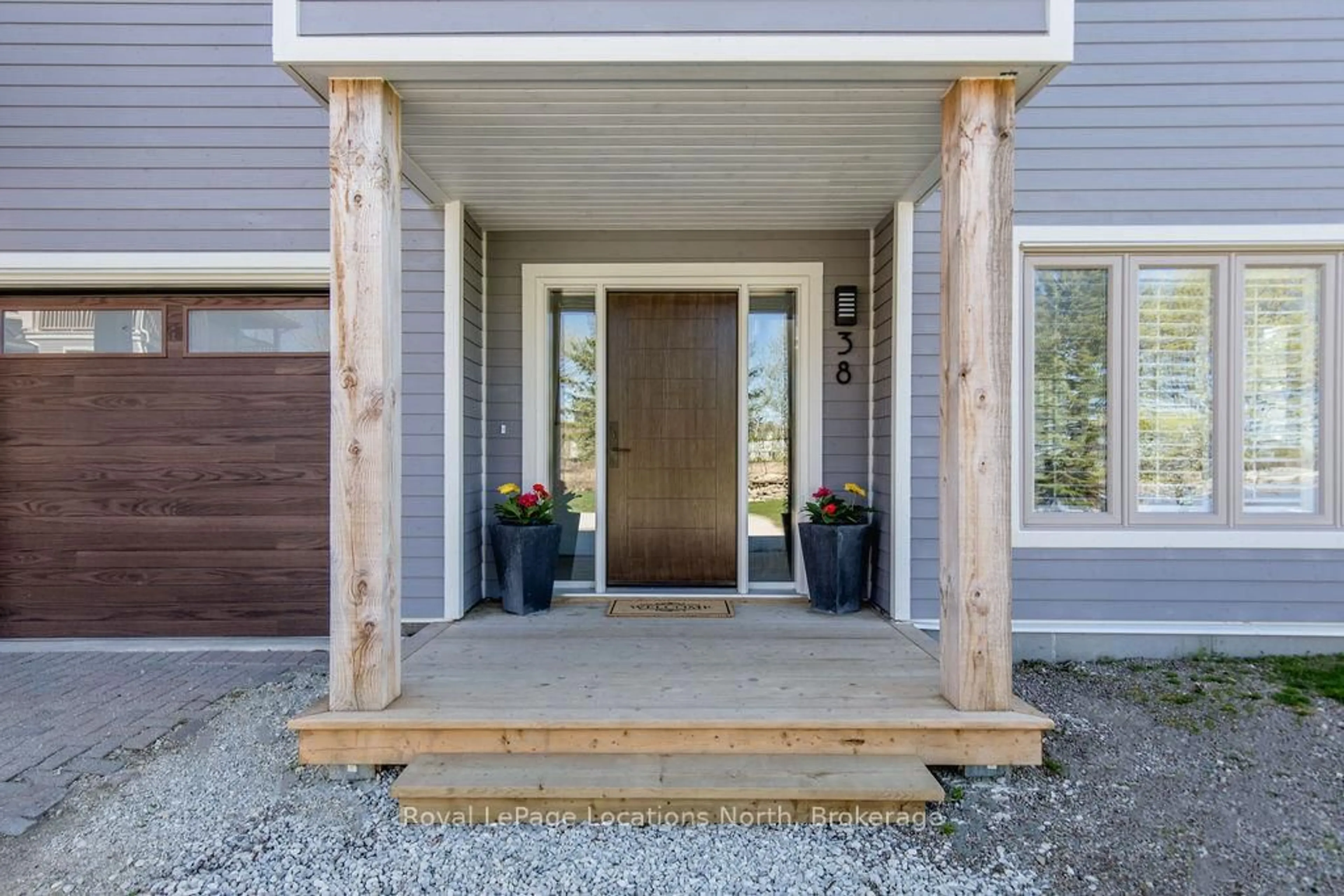 Indoor entryway for 38 Lighthouse Lane, Collingwood Ontario L9Y 5C8