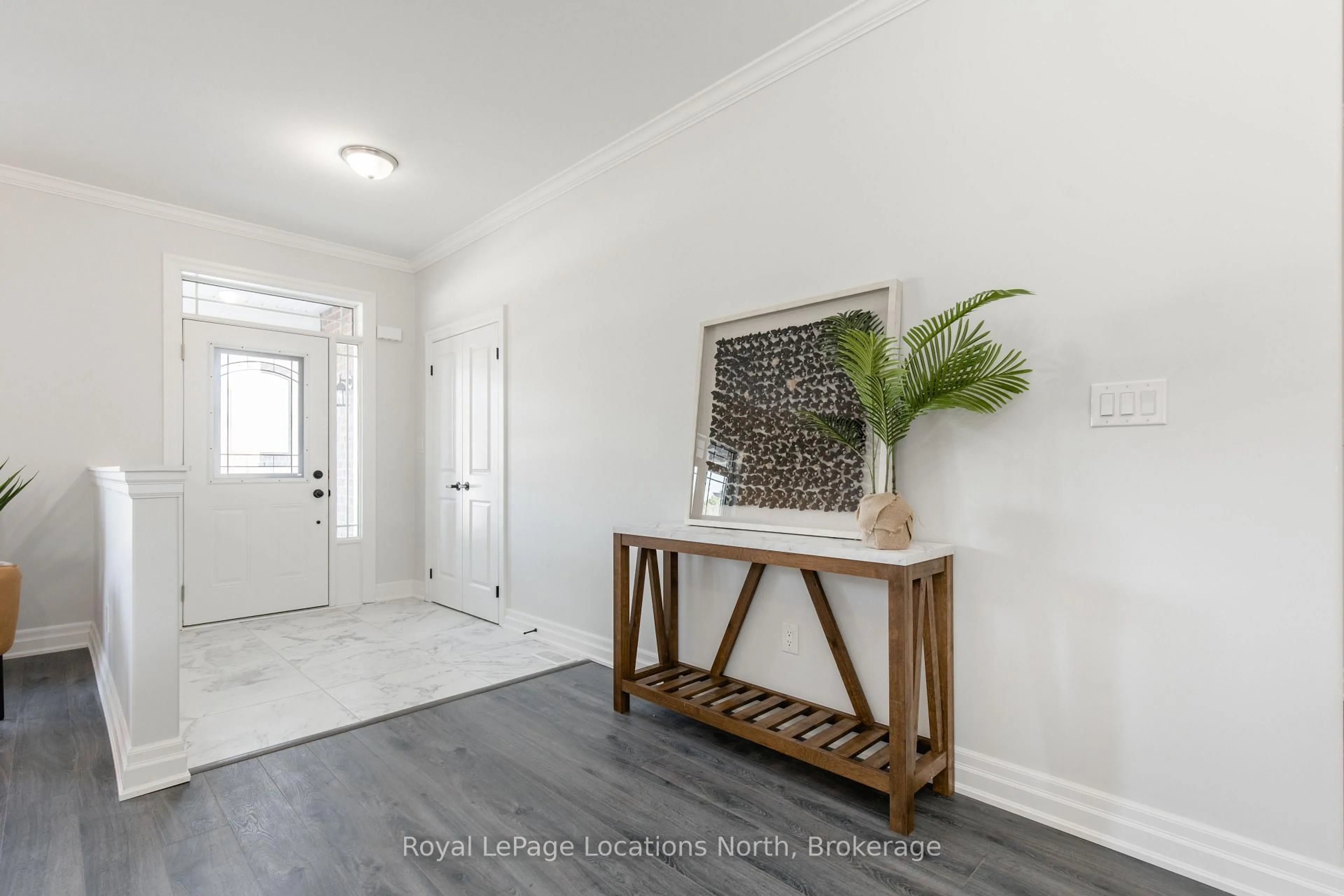 Indoor entryway for 12 NATURES Tr, Wasaga Beach Ontario L9Z 0H4