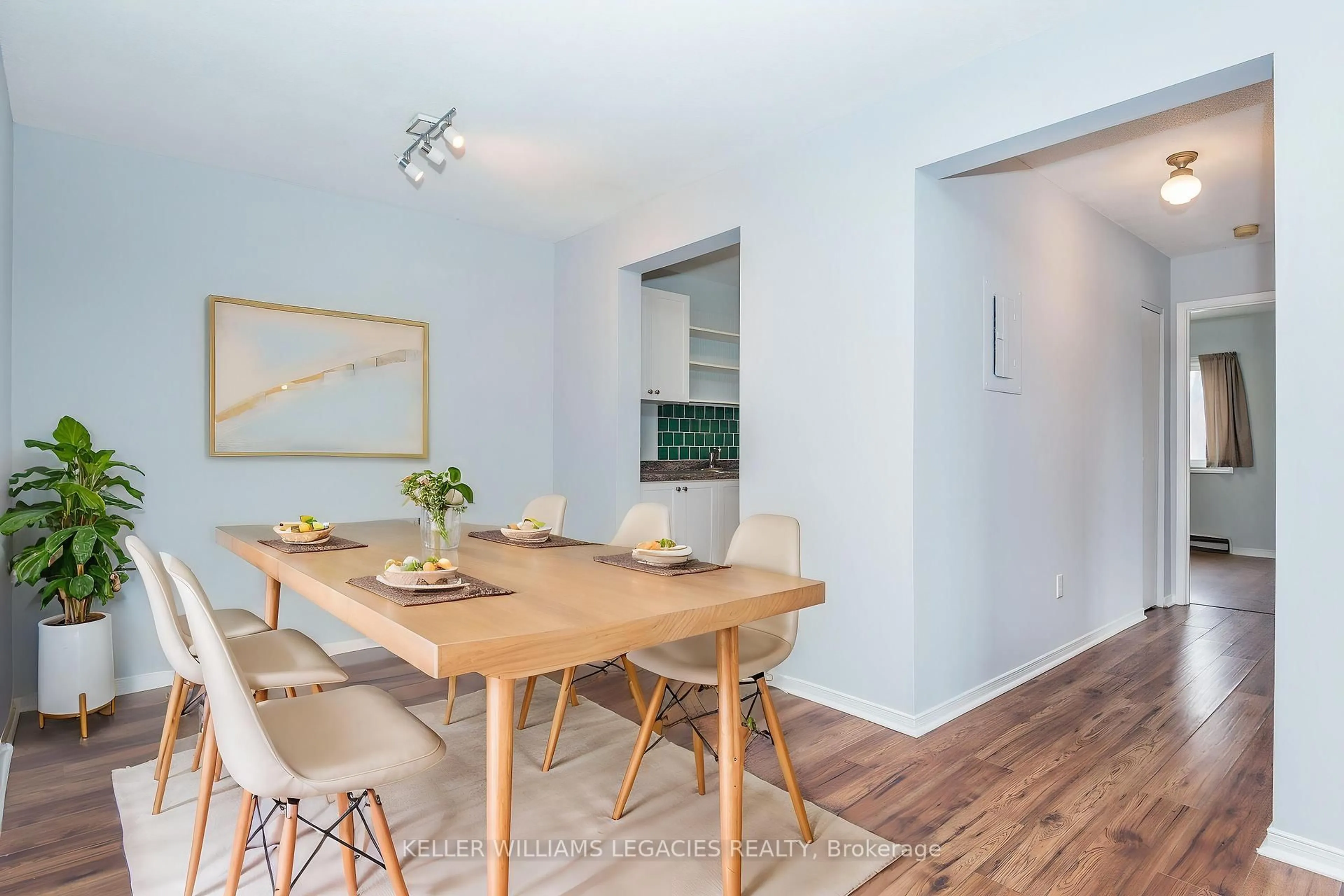 Dining room, wood/laminate floor for 163 Edgehill Dr #D6, Barrie Ontario L4N 1L9