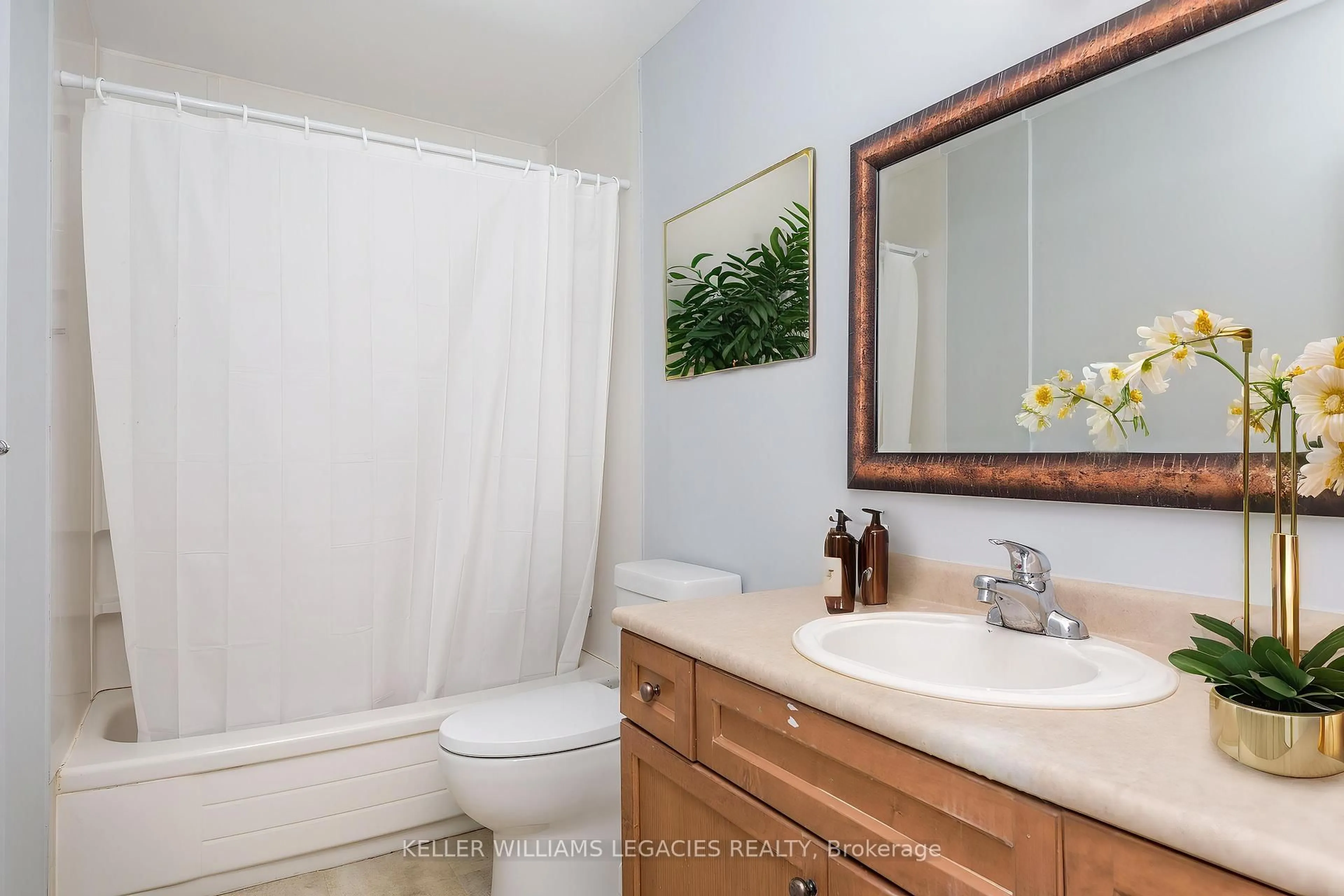 Standard bathroom, ceramic/tile floor for 163 Edgehill Dr #D6, Barrie Ontario L4N 1L9